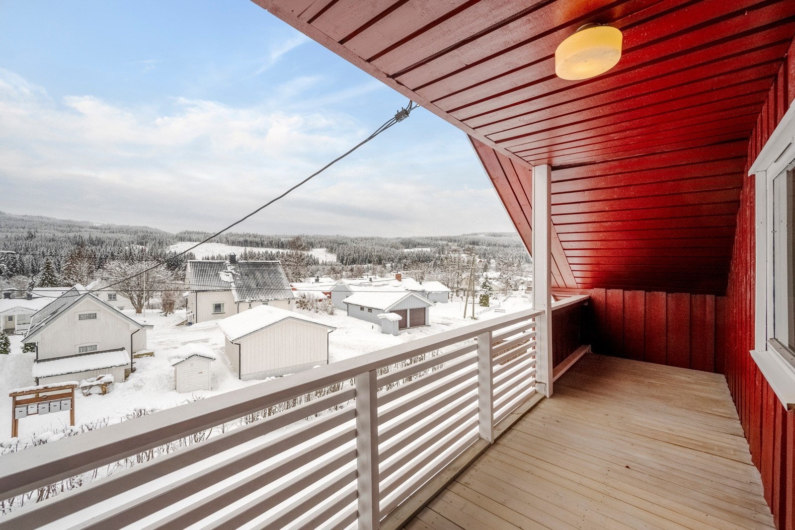 Balkong/takterrasse med flott utsyn utover bygda. Galleribilde