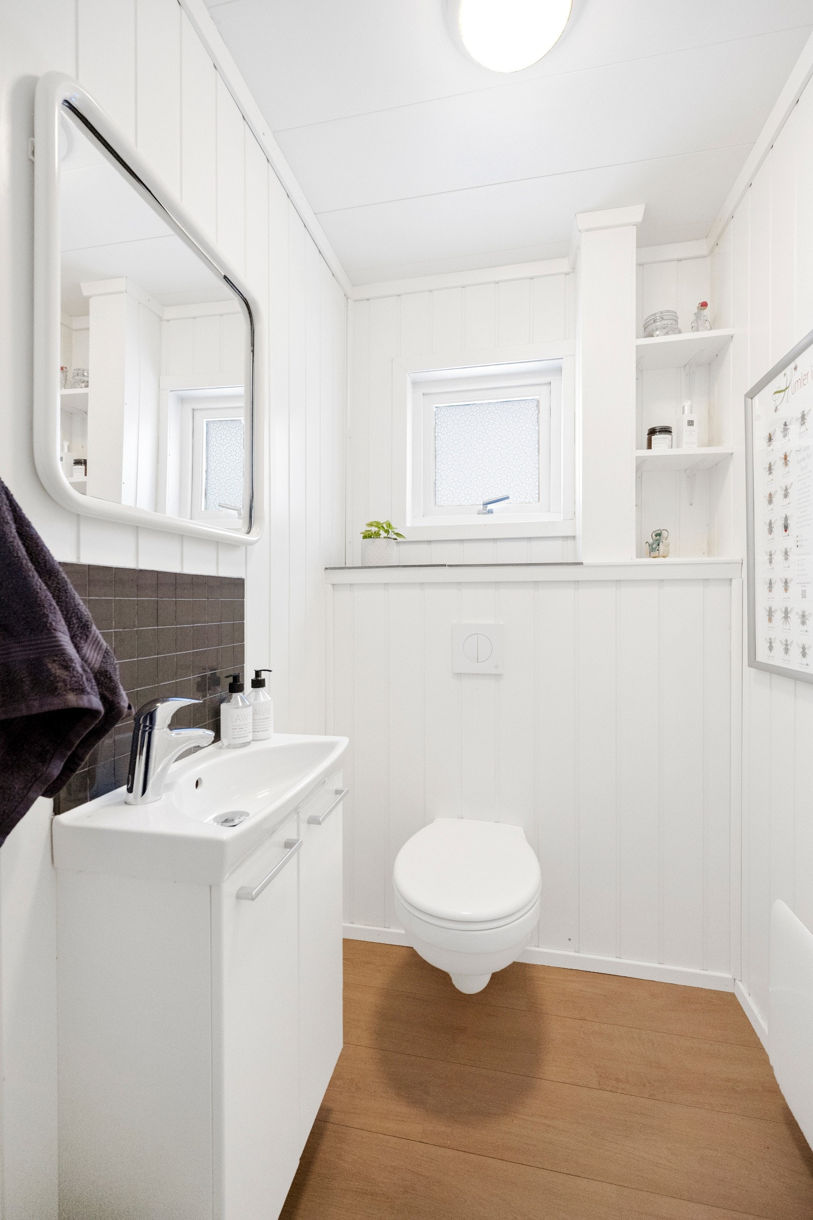 Boligen har separat wc-rom i 1.etasje, samt eget vaskerom i kjeller. Galleribilde