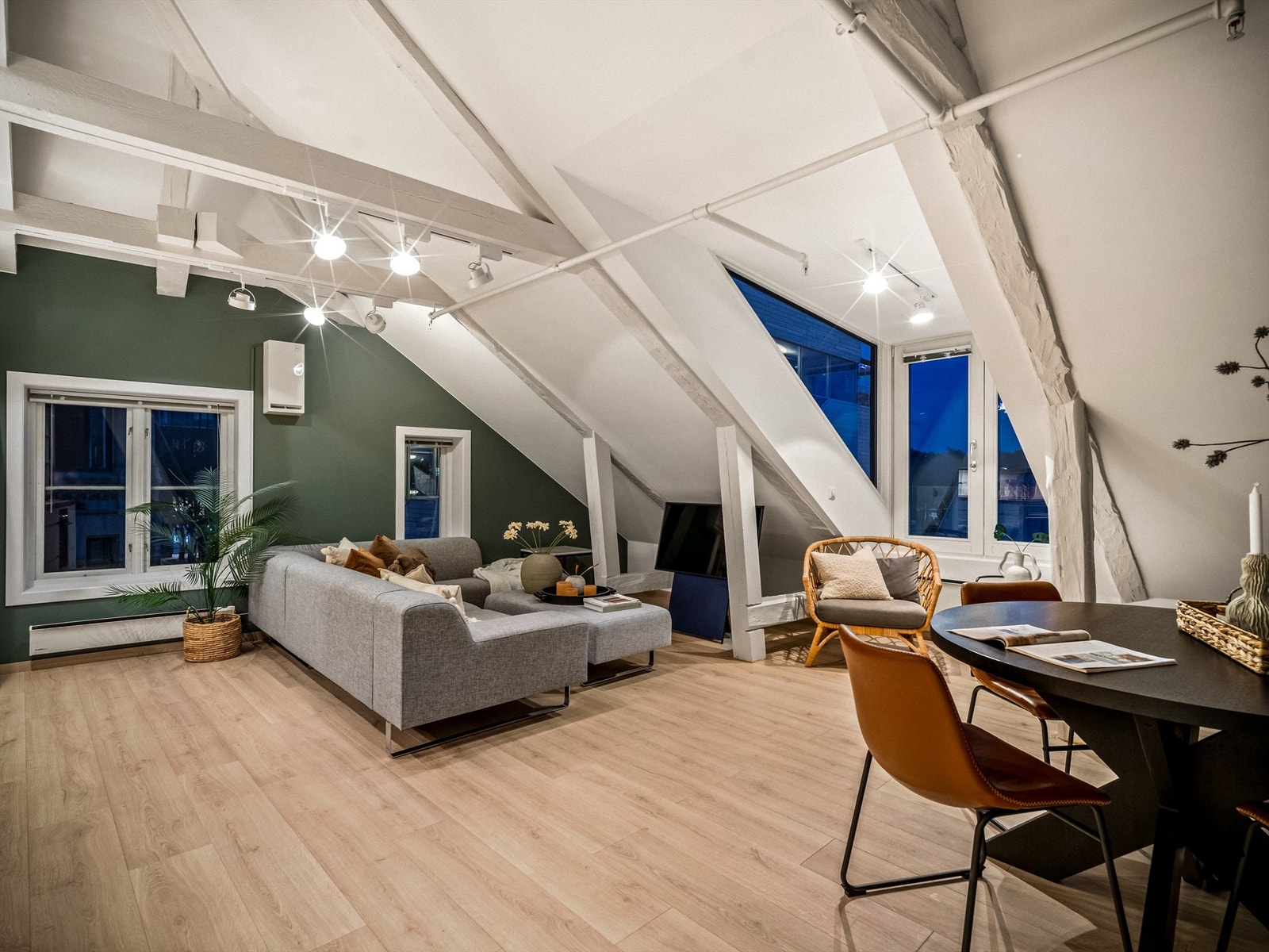 Ny én-stavs laminat er lagt i alle rom utenom utenom badet. Galleribilde