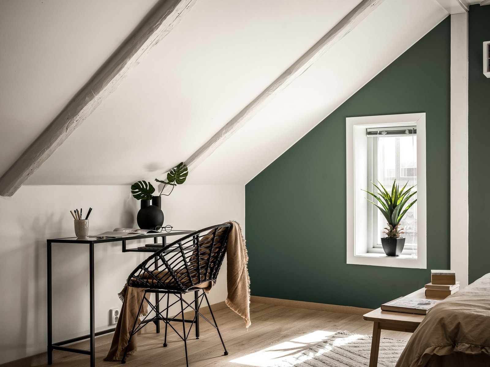 Delevegg er fjernet og tilstøtende omkledningsrom er innlemmet i soverommet. Galleribilde