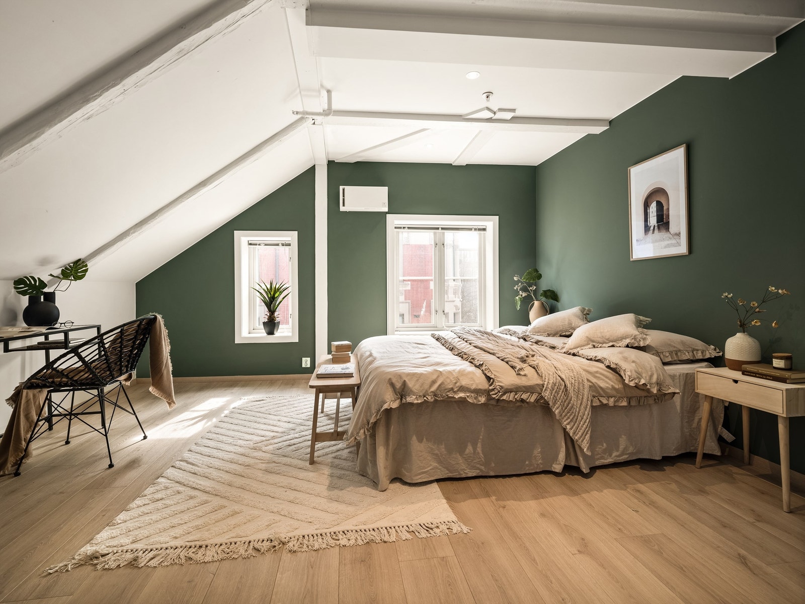 Soverommet er utvidet og nå utpreget stort, med over hele 20 kvm. gulvflate. Galleribilde