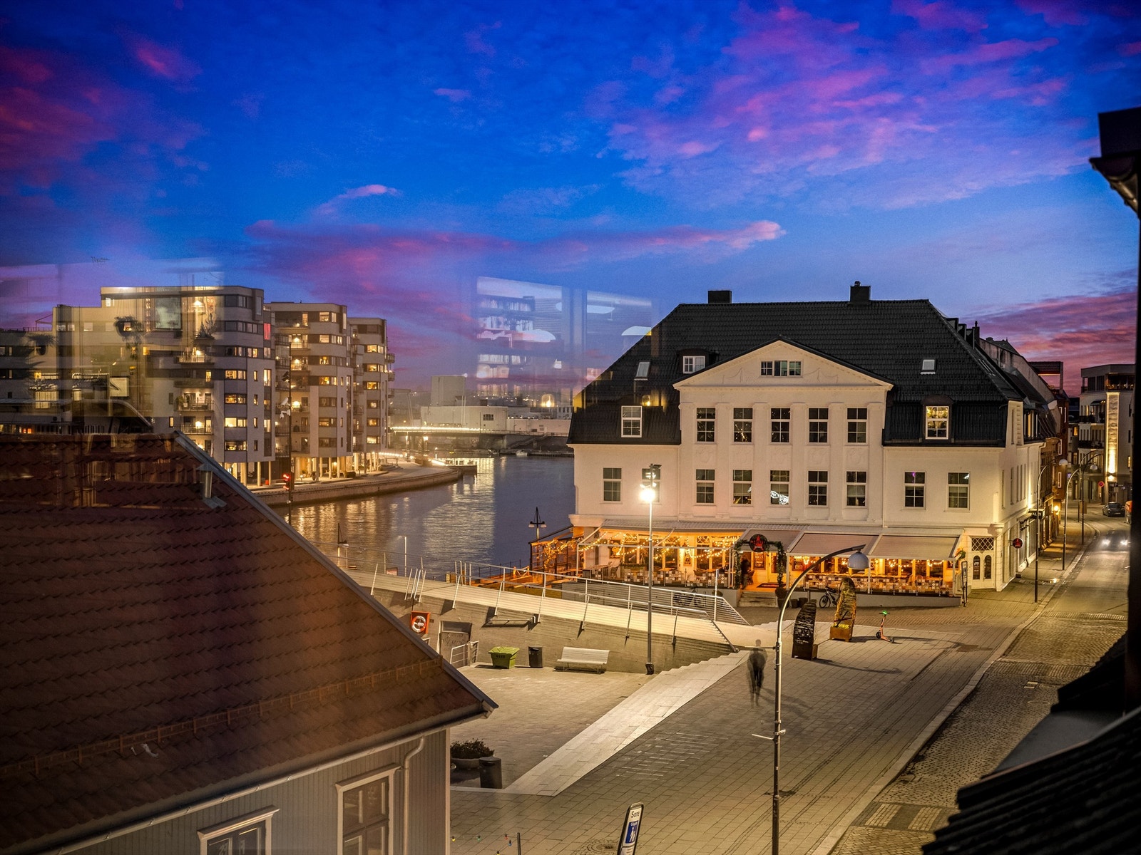 Fra stuens oppløft sees Vesterelven i to retninger, blant annet ved Fisketorget. Galleribilde