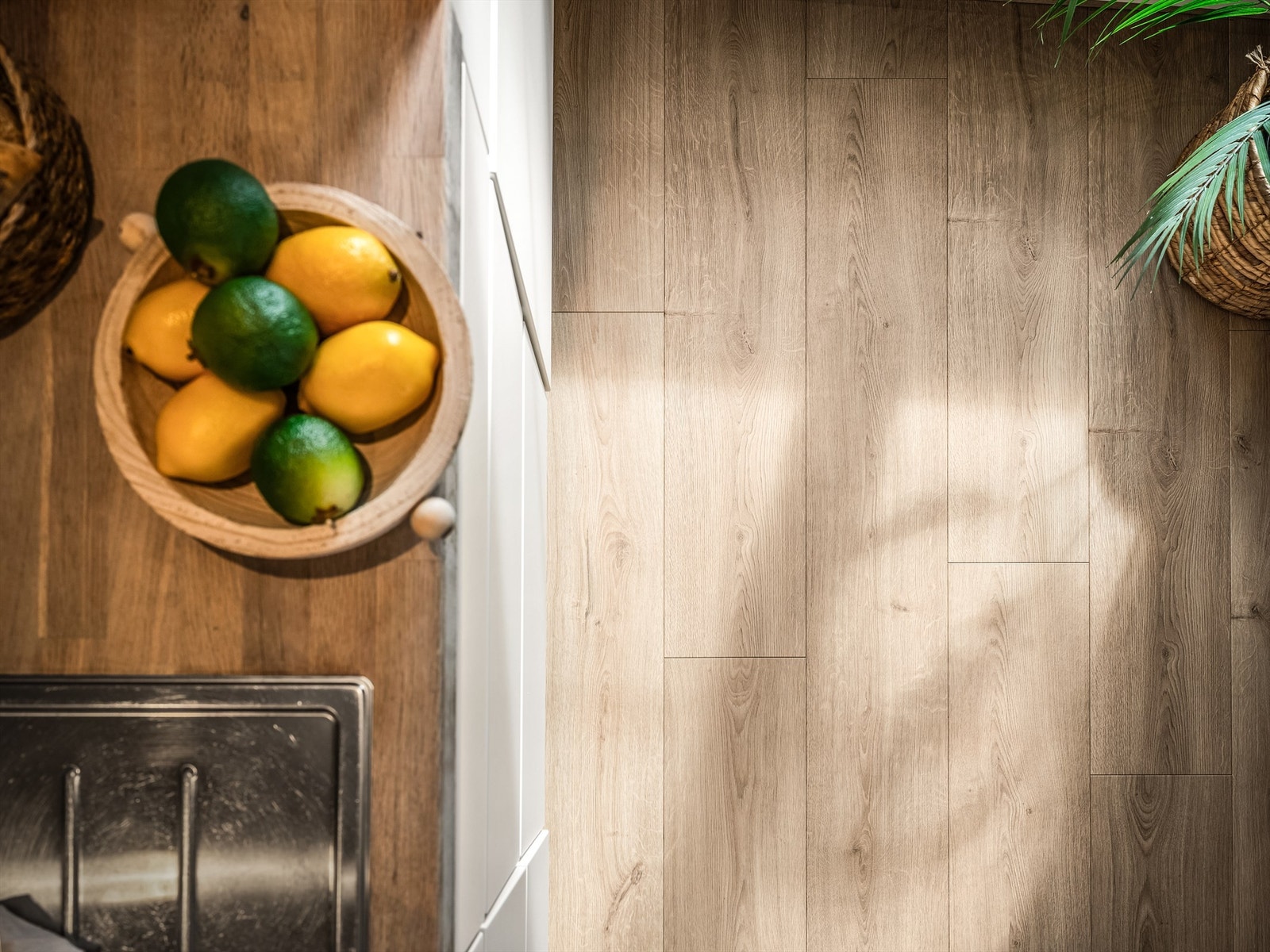 Kjøkkeninnredningen er fra leiligheten ble etablert og velholdt. Benkeplaten er av heltre. Galleribilde