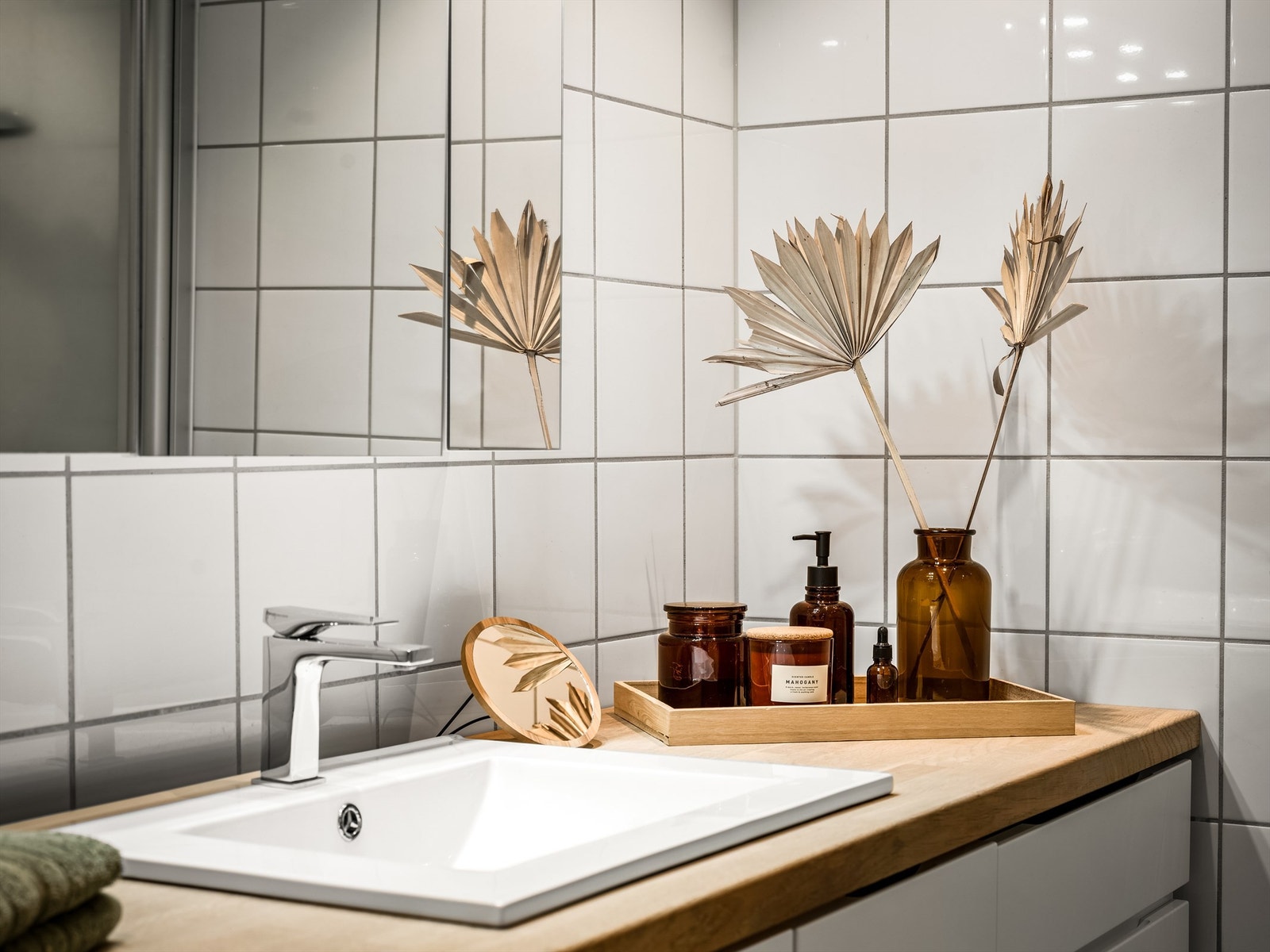 Bred servantbenk av heltre kan benyttes blant annet til bretting av tøy. Vaskemaskinen har sin plass delvis skjult under benken. Galleribilde