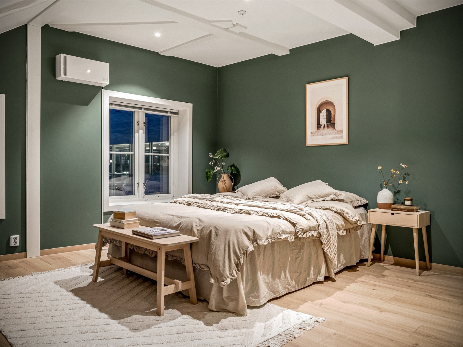 Innfelte spotter er skiftet ut og ventilasjon utbedret også i soverommet. Galleribilde