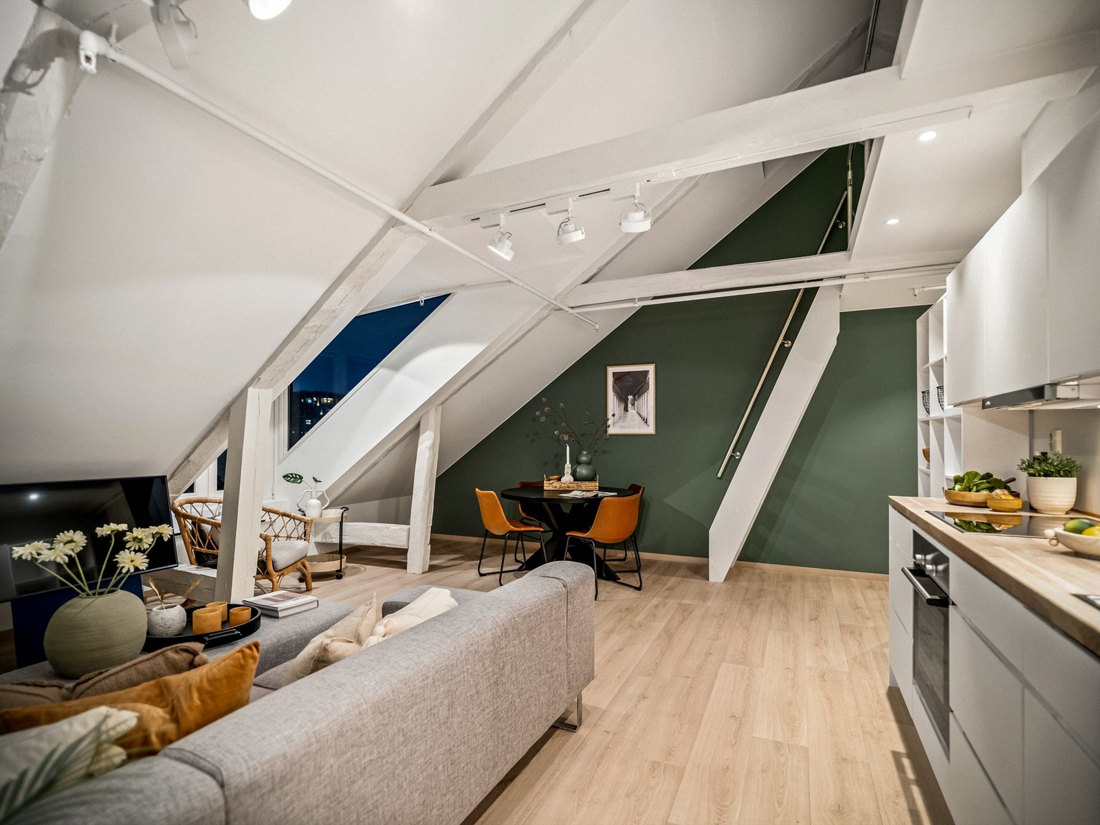 Den luftige høyden over stuen har betydelig positiv innvirkning på romfølelsen. Galleribilde