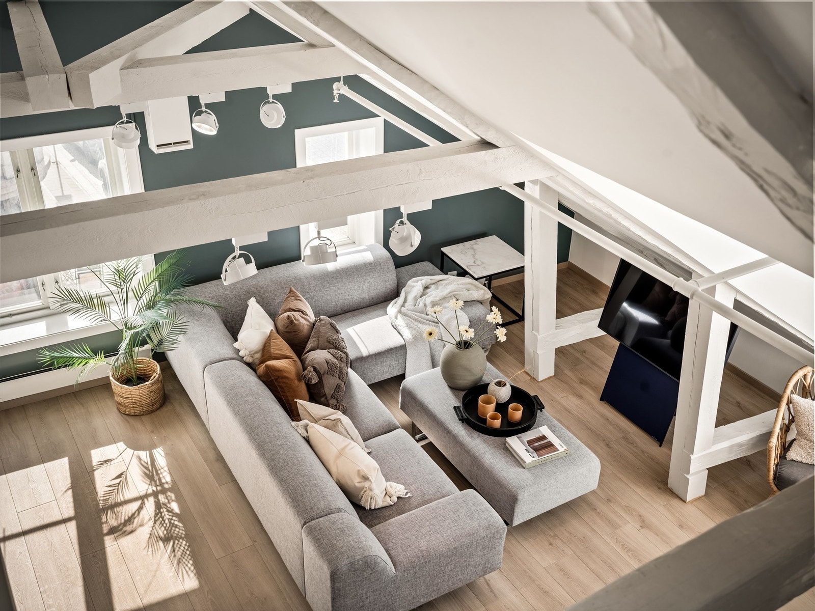 Vinduer i både syd- og vestveggen fremmer gode lysforhold i stuen dagen gjennom. Galleribilde