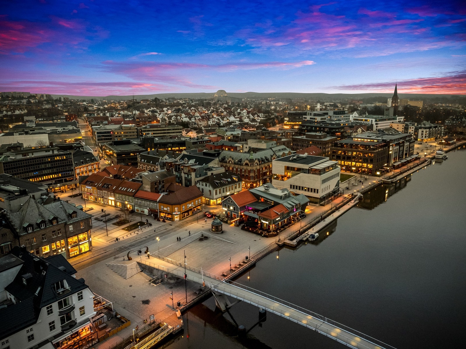 Fra Agentgaten 1 er alle byens tilbud innenfor gangavstand. Bryggepromenaden like om hjørnet. Galleribilde