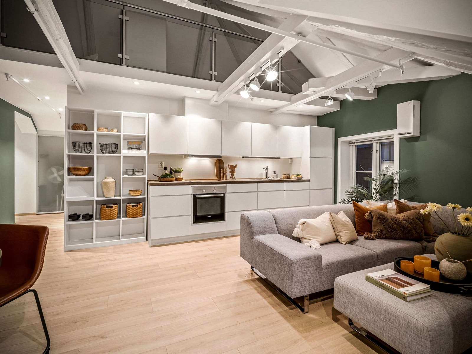 Oppussing av overflater er utført siden 2022, inkludert malerarbeid i de fleste rom. Galleribilde