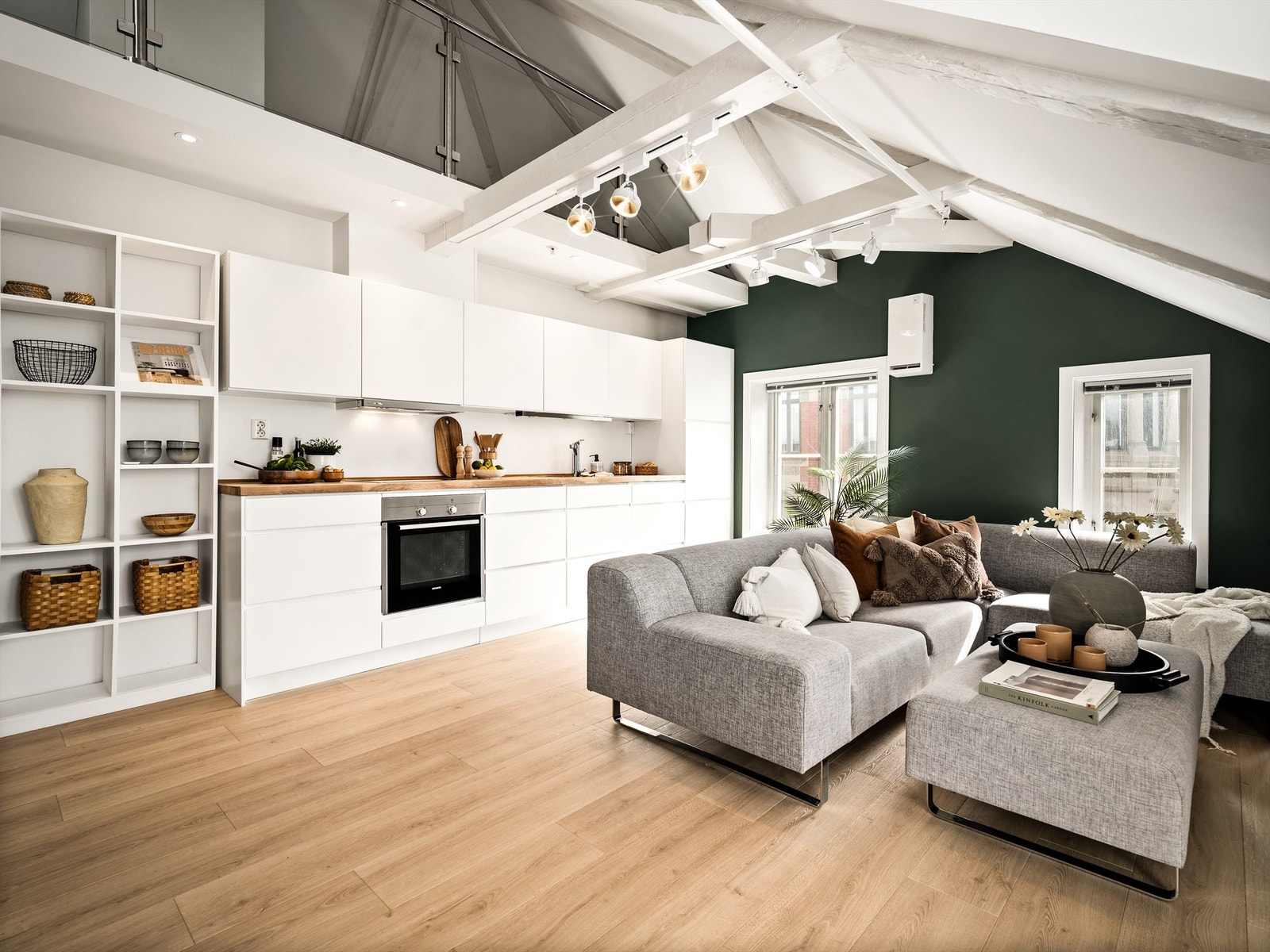 Over stuen er himlingen åpnet helt opp mot mønet. Høyden er smart utnyttet med hems. Galleribilde