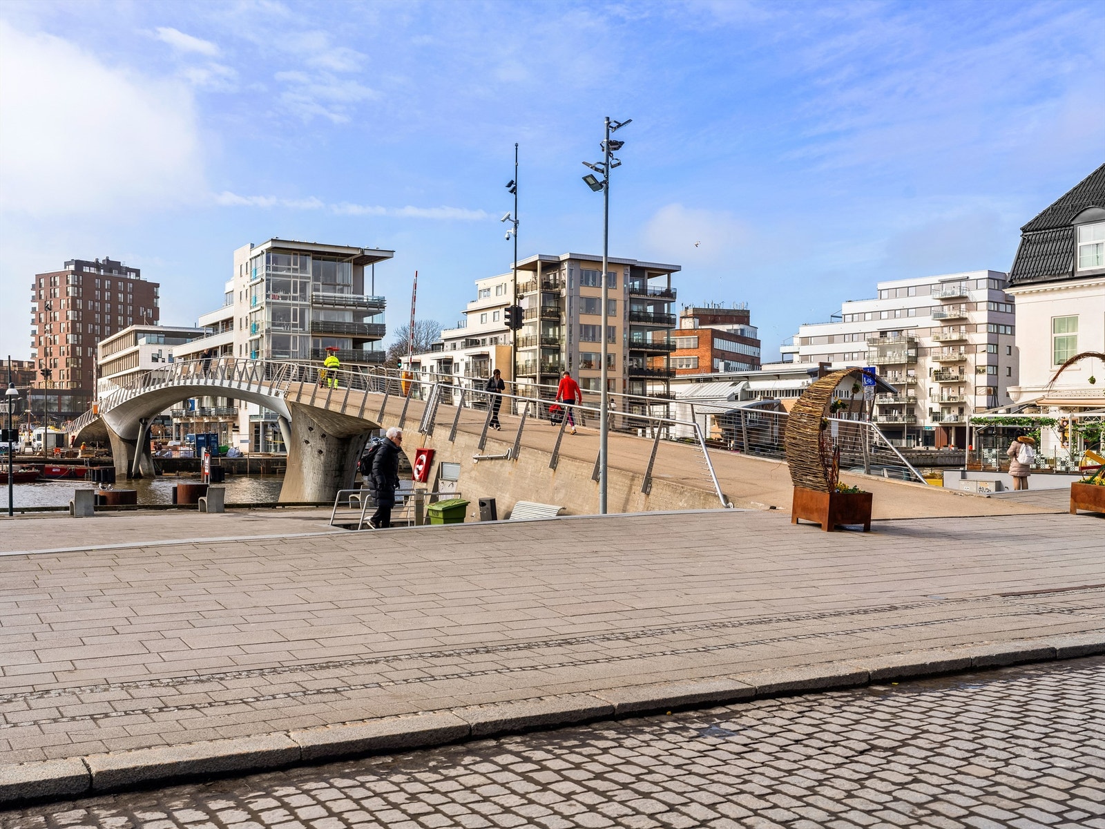 Gangbroen like over gaten fra leiligheten leder mot Værste og byens nye kjøpesenter. Galleribilde