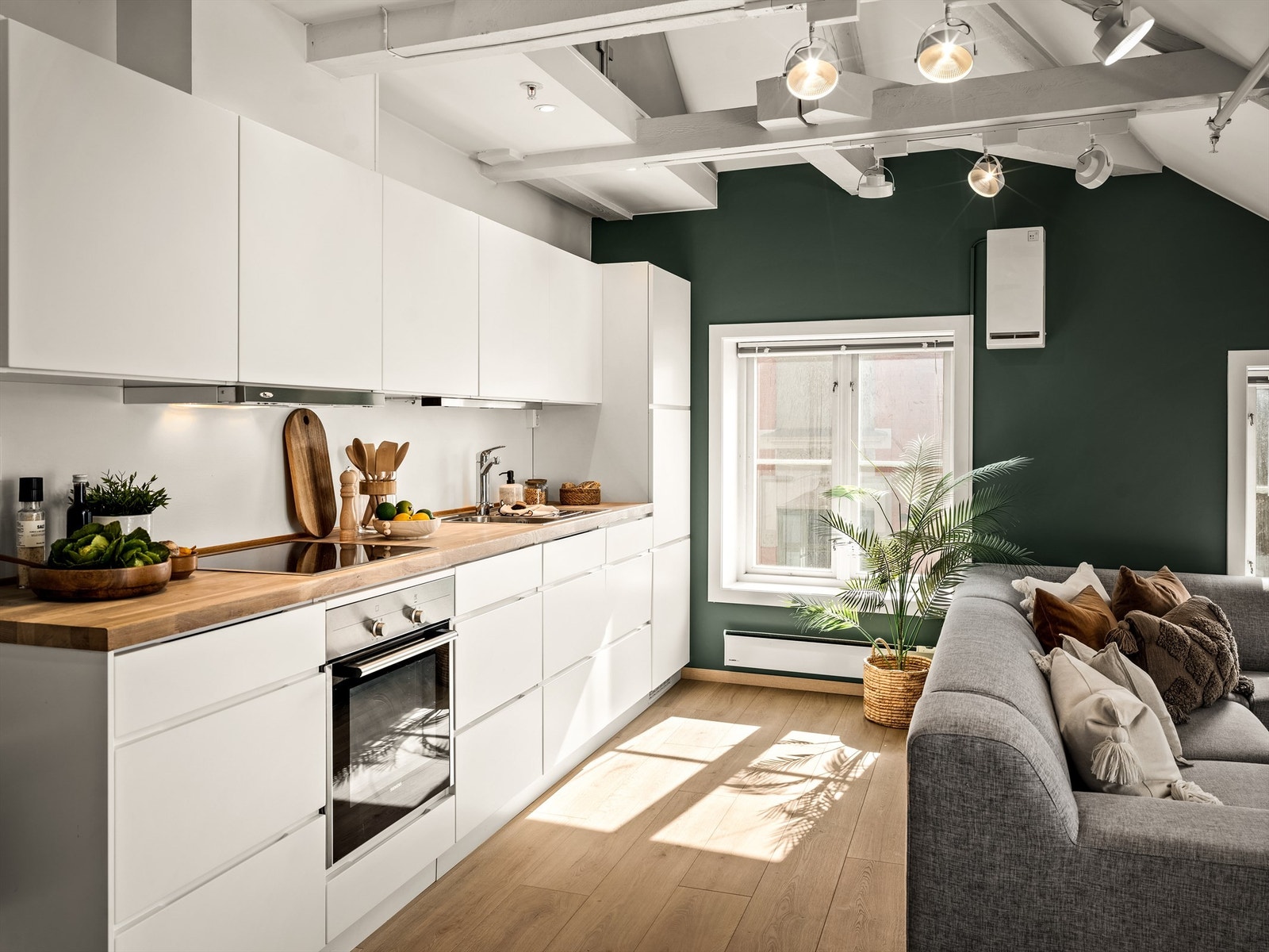 Leilighetens areal er effektivt disponert. Kjøkkenet langs stuens bakvegg gir størst mulig disponibel gulvflate. Galleribilde