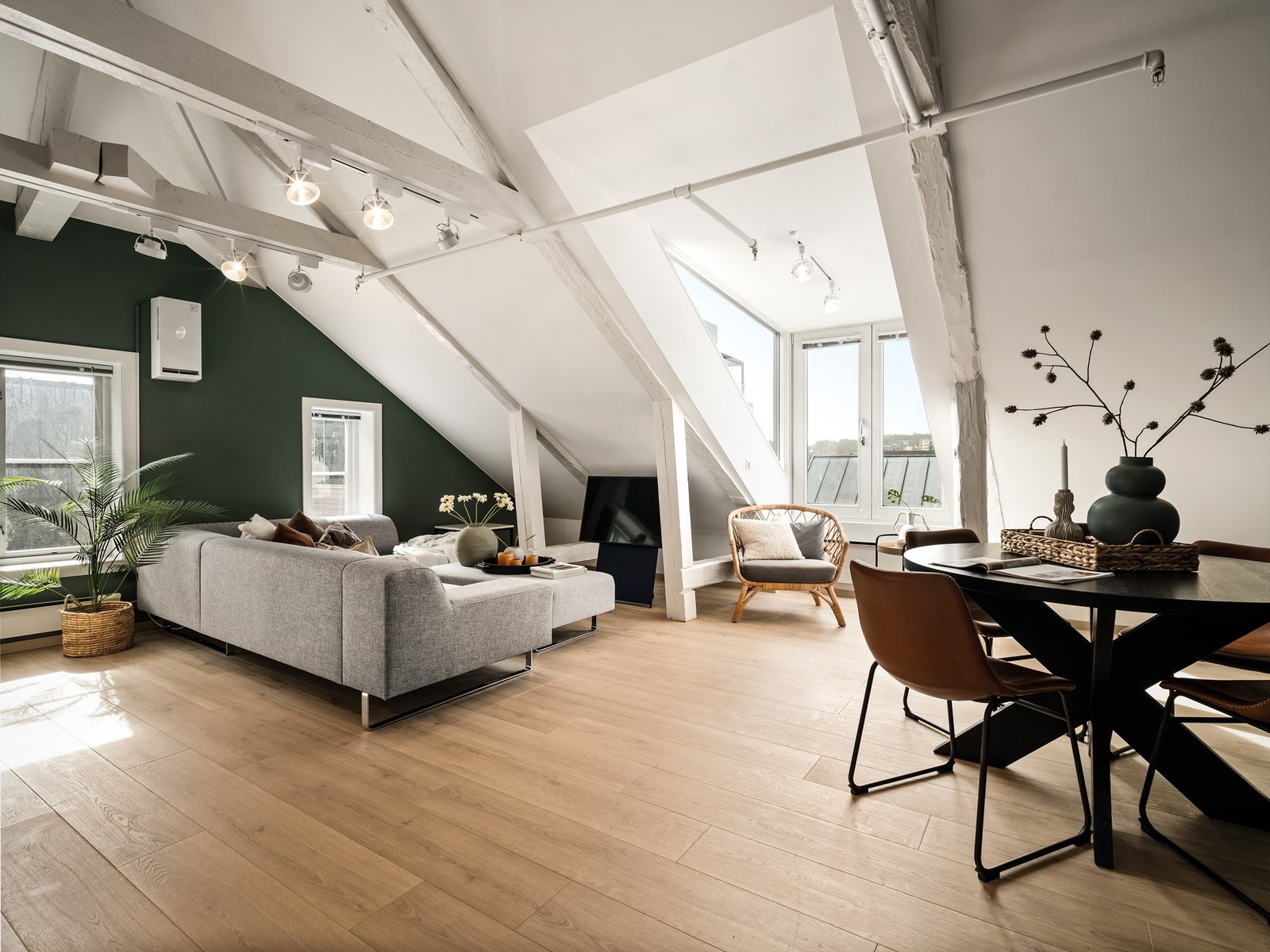 Takkonstruksjonens originale trebjelker er frigjort som dekorative elementer. Galleribilde