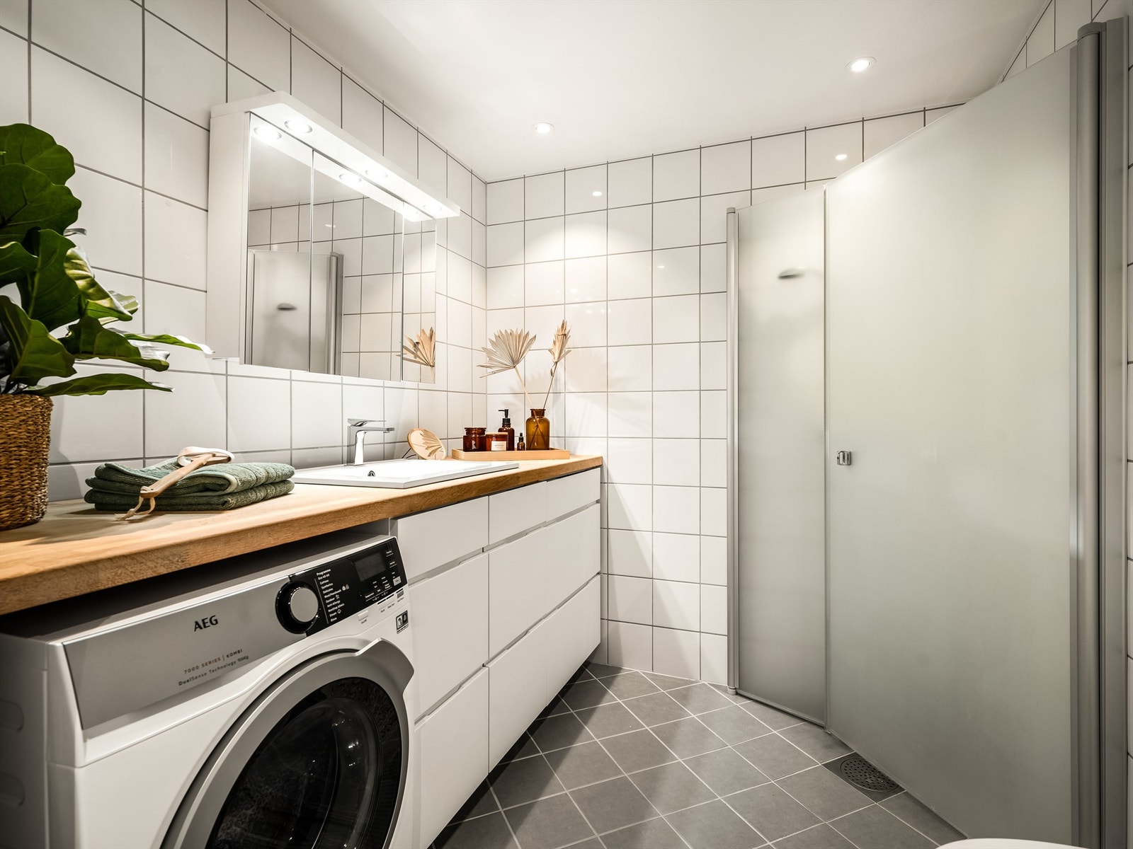 Badets areal er effektivt utnyttet, blant annet med dusjhjørne som kan svinges inn for å maksimere den tilgjengelige gulvflaten. Galleribilde