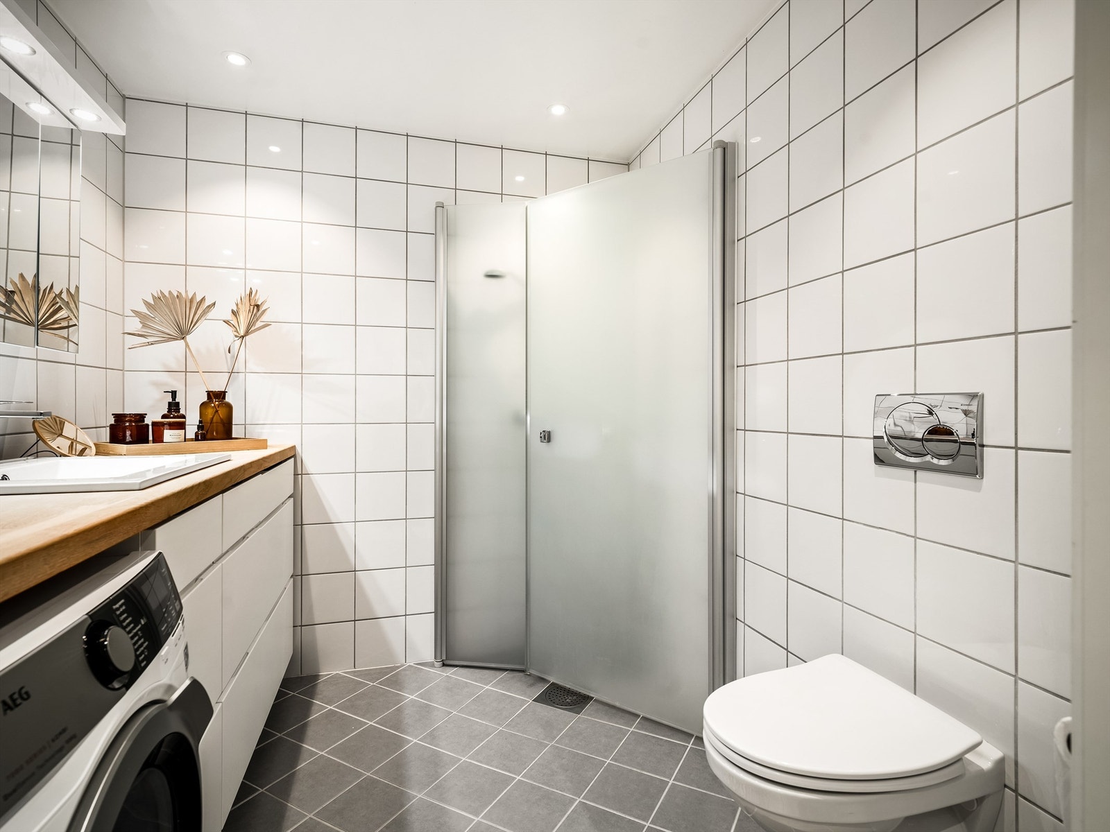 Badets gulv og vegger er utført med fliser, gulvet også med varme. Galleribilde