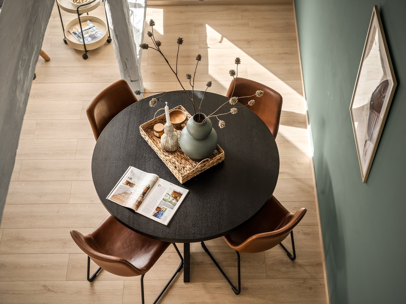 Både sofakrok og spisebord finner sin plass på stuens nær seks meter lange gulvflate. Galleribilde