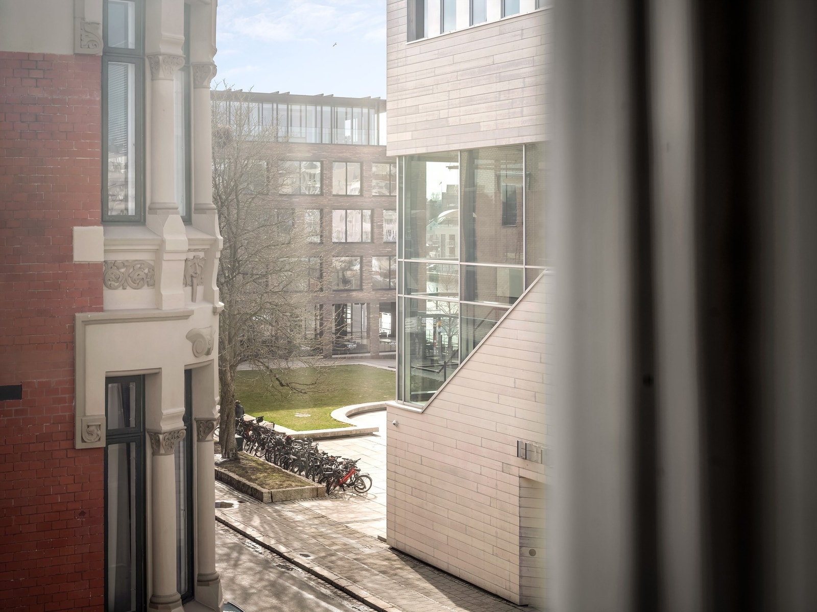 Utsikt fra soverommet til Blomstertorvet og gløtt av Vesterelven. Galleribilde