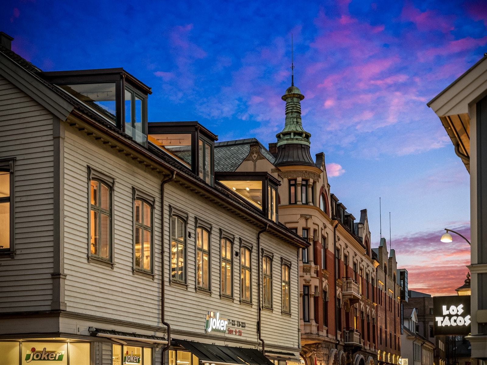 Avstanden mellom loftsetasjen og gatenivået sørger for at leiligheten oppleves som tilbaketrukket og usjenert i høyden. Galleribilde