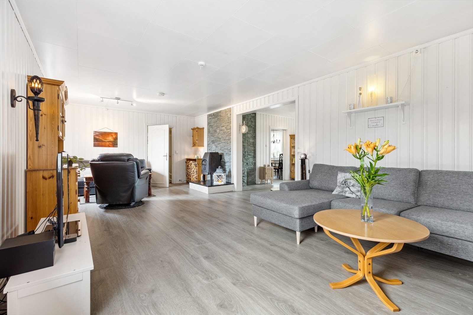Lys og innbydende stue med god plass til forskjellige møbler. Galleribilde