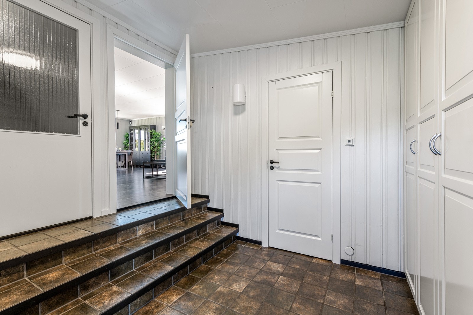 Entreen har inngang til soverom 1, samt stuen og trapp til 2. etg Galleribilde