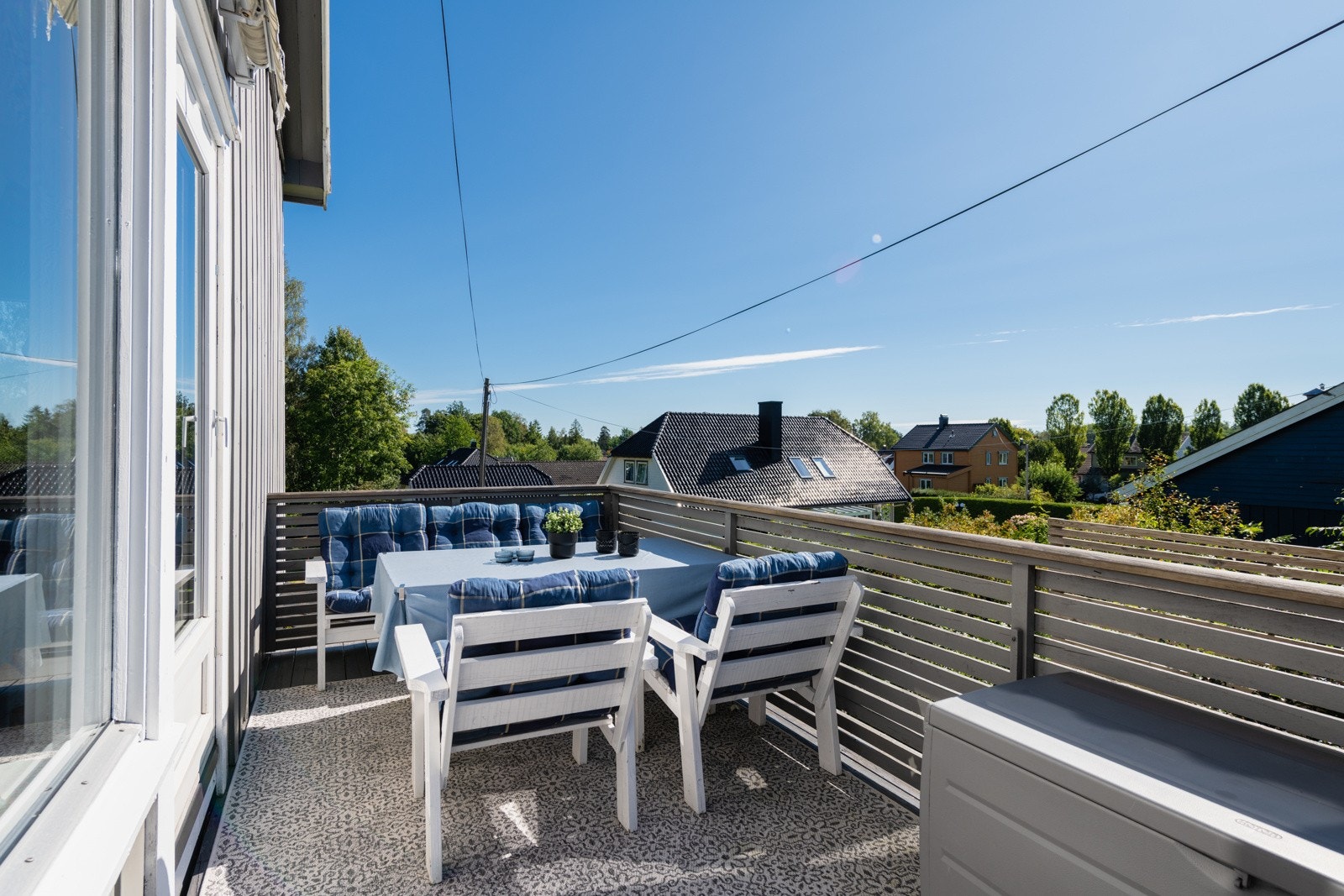 Sørvendt uteplass med sol gjennom hele dagen Galleribilde