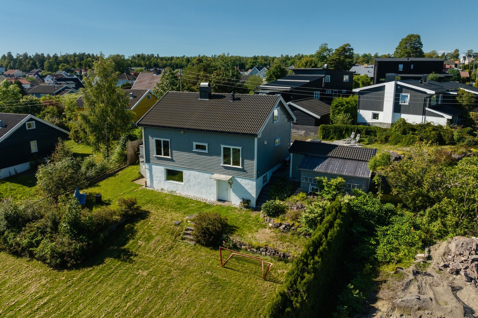 Boligen ligger skjermet fra naboer og innsyn Galleribilde
