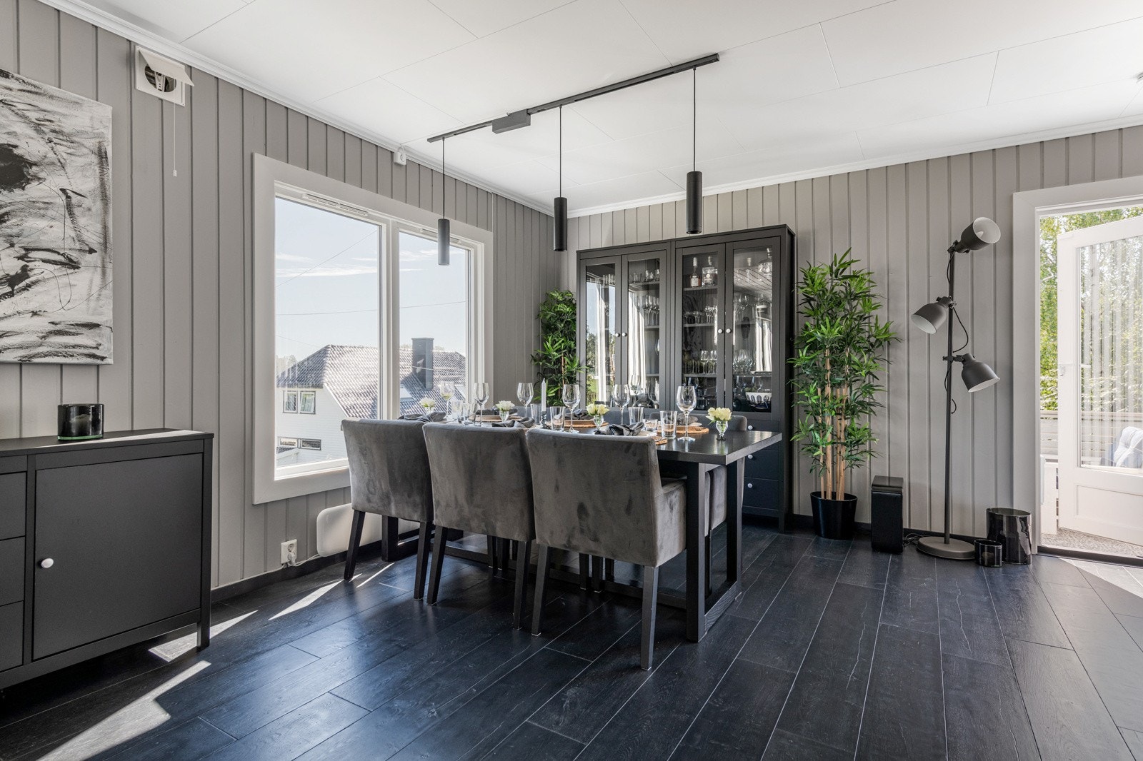 God plass til spisestue hvor du kan dekke bord til mange gjester Galleribilde