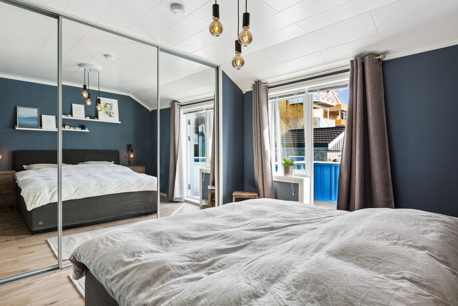 Hovedsoverom har skyvedørsgarderobe og utgang til balkong Galleribilde