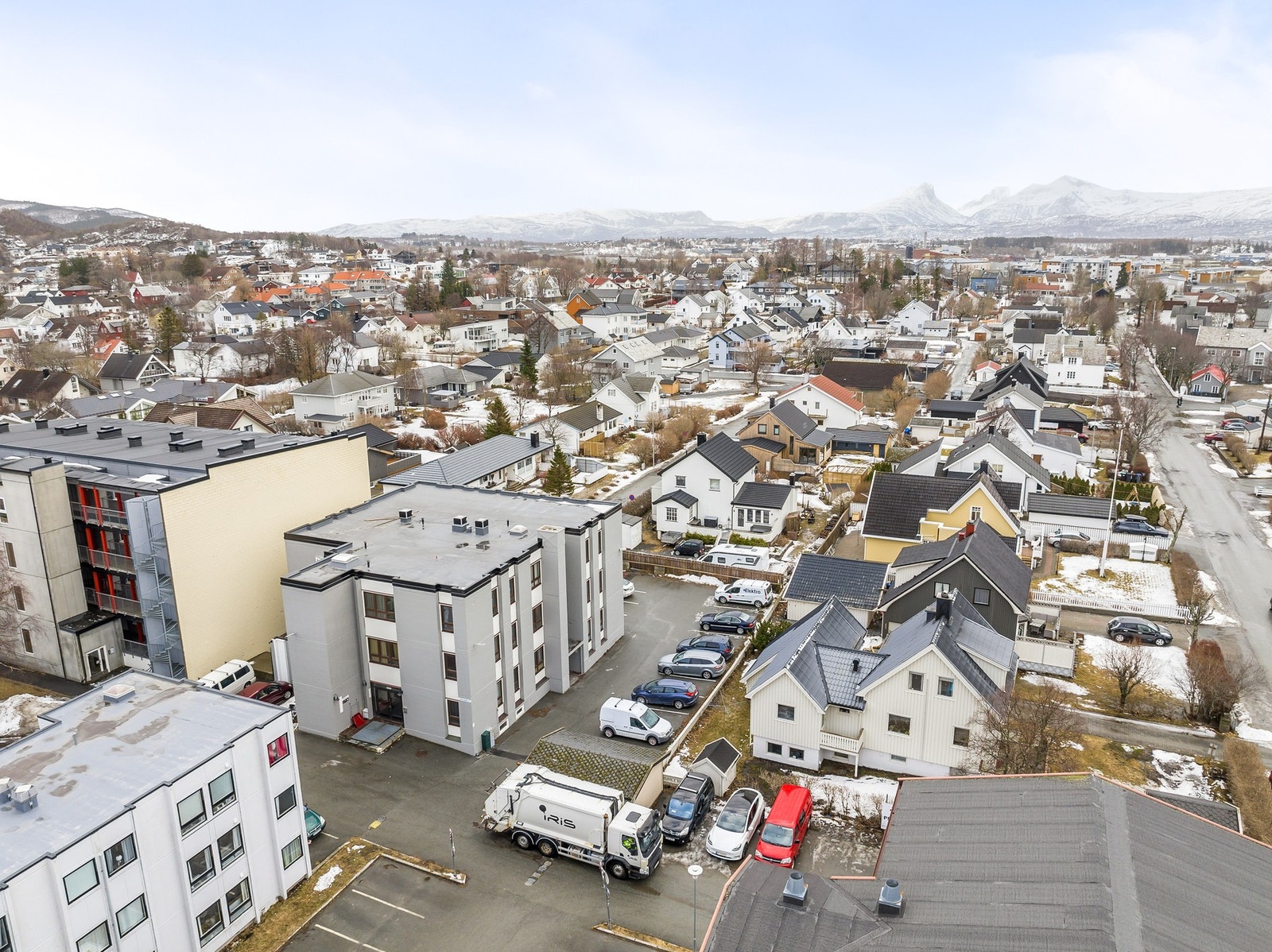 Det er flere oppstillingsplasser på tomta, og felles elbillading. Galleribilde