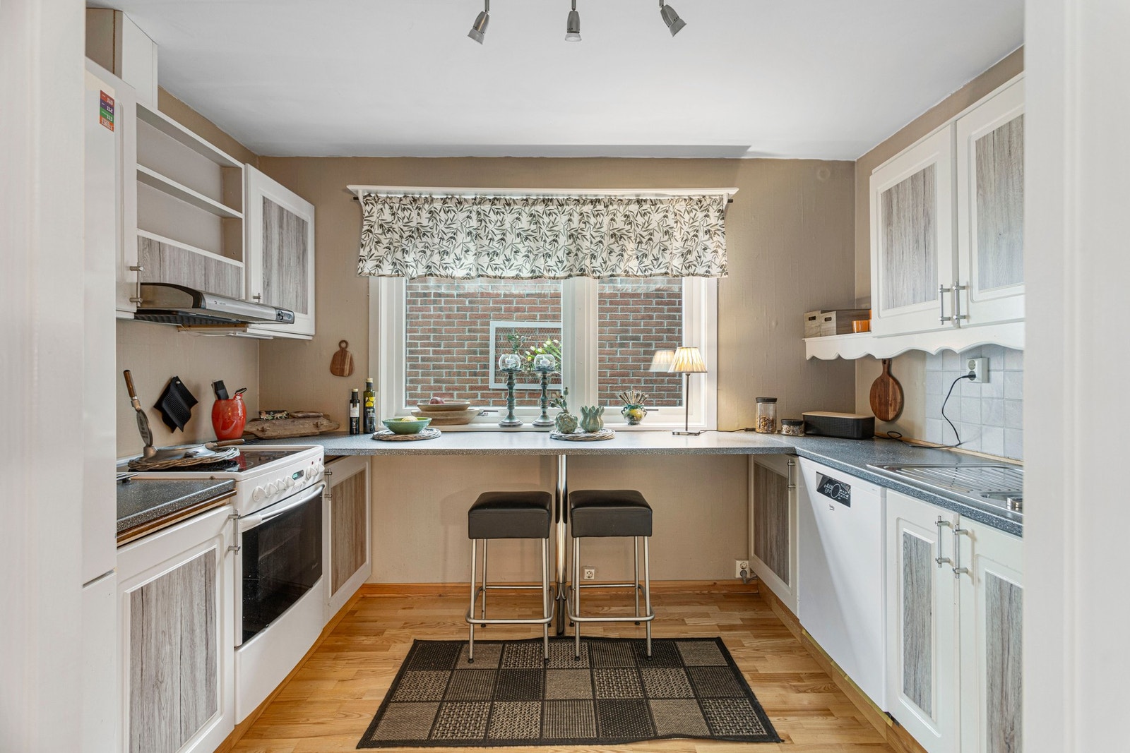 Kjøkken - ca 8 kvm. Innredning med avsatt plass og opplegg for oppvaskmaskin, kjøleskap og komfyr Galleribilde