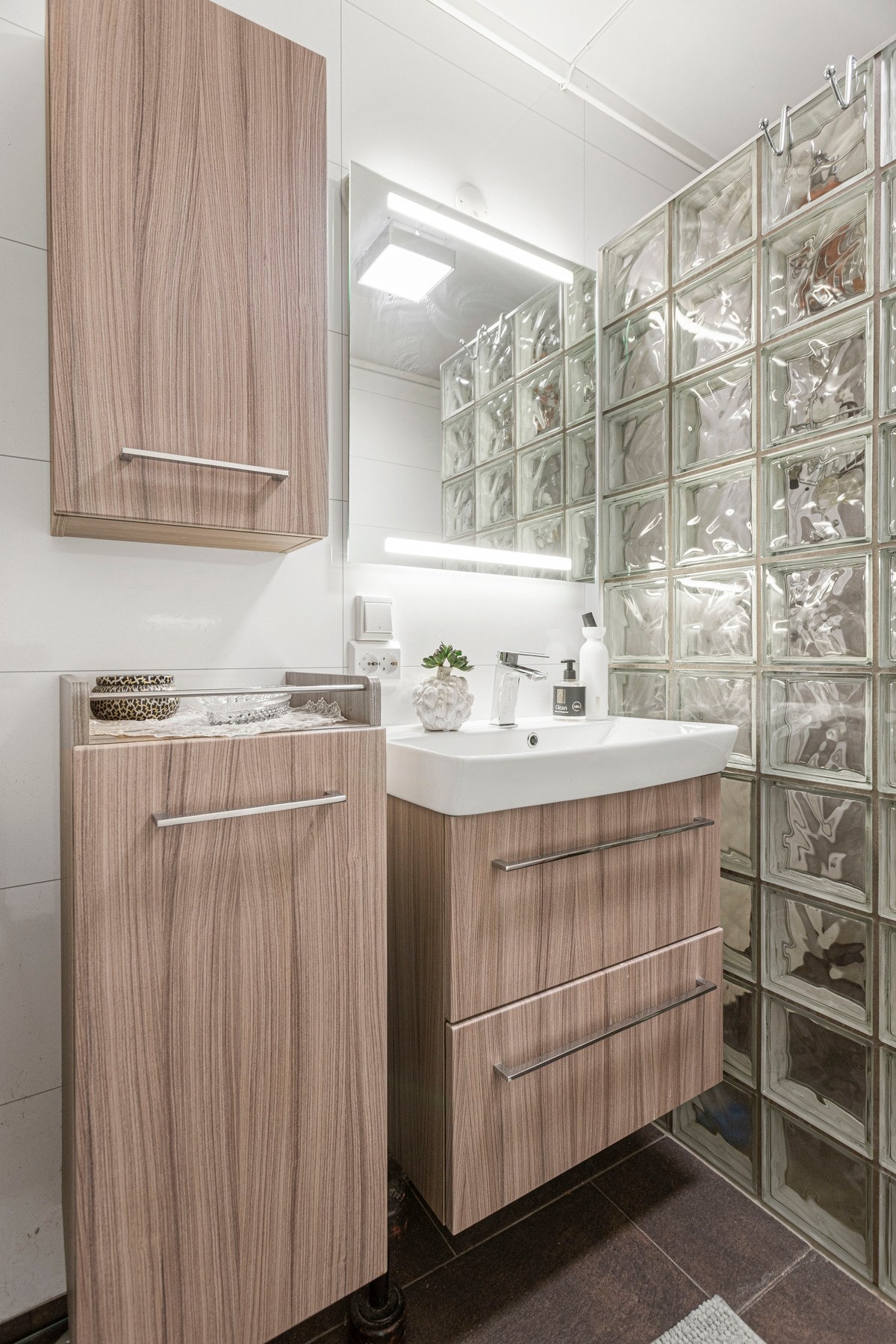 Servantskap med oppbevaringsplass Galleribilde