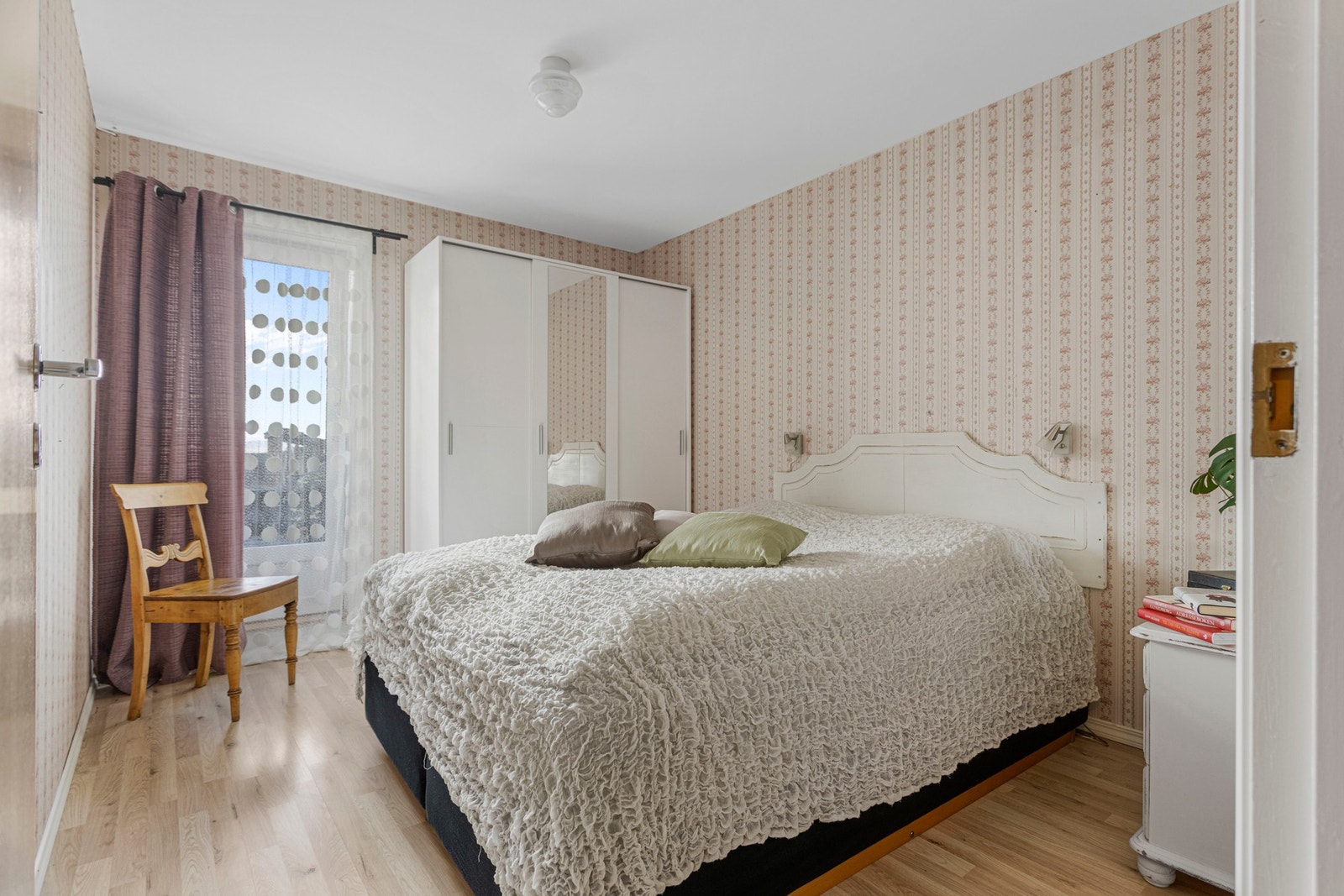 Soverom 1 - ca 10,5 kvm. Dør ut til terrasse Galleribilde