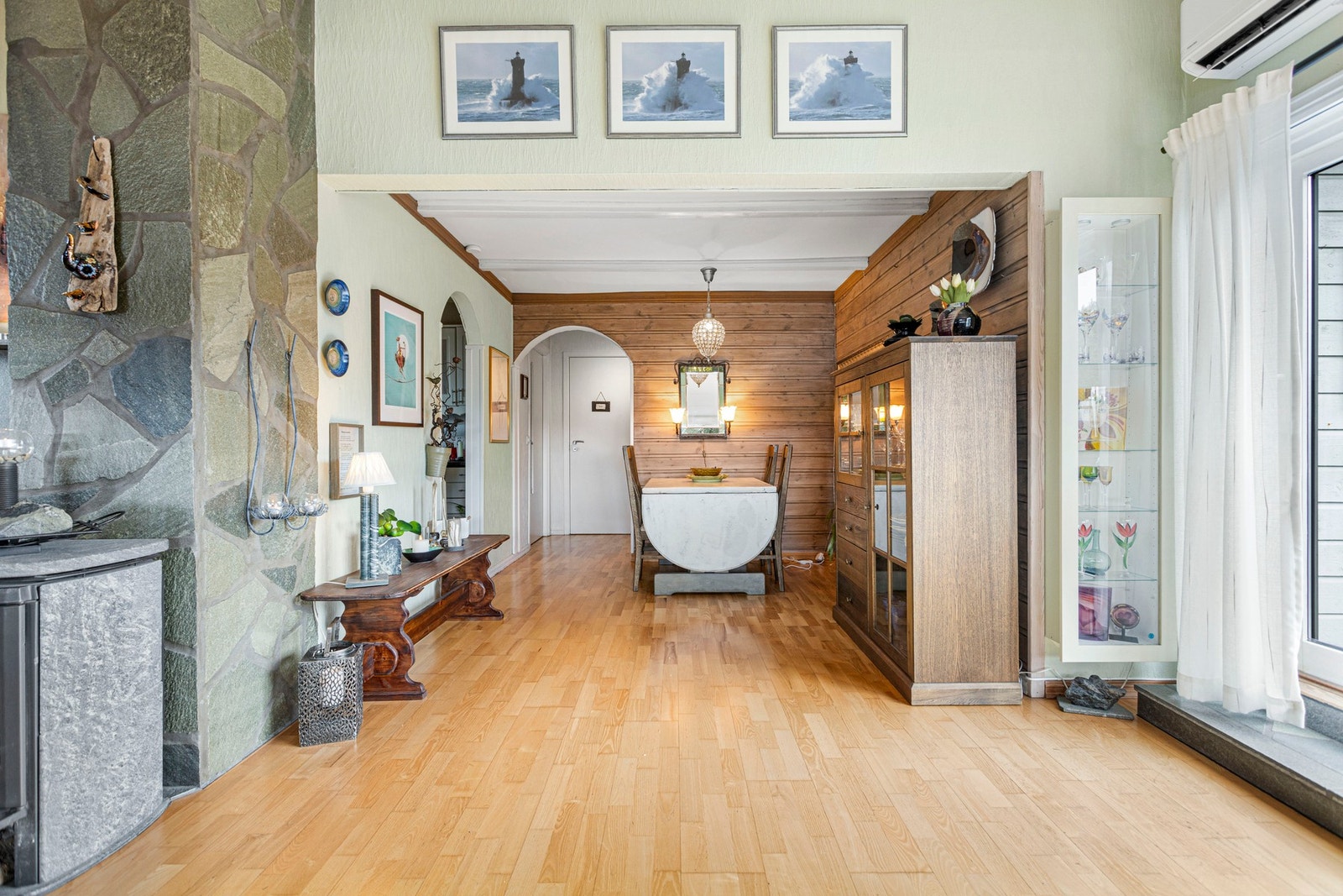 Spisebord er plassert i det naturlige skillet mellom stue og kjøkken Galleribilde