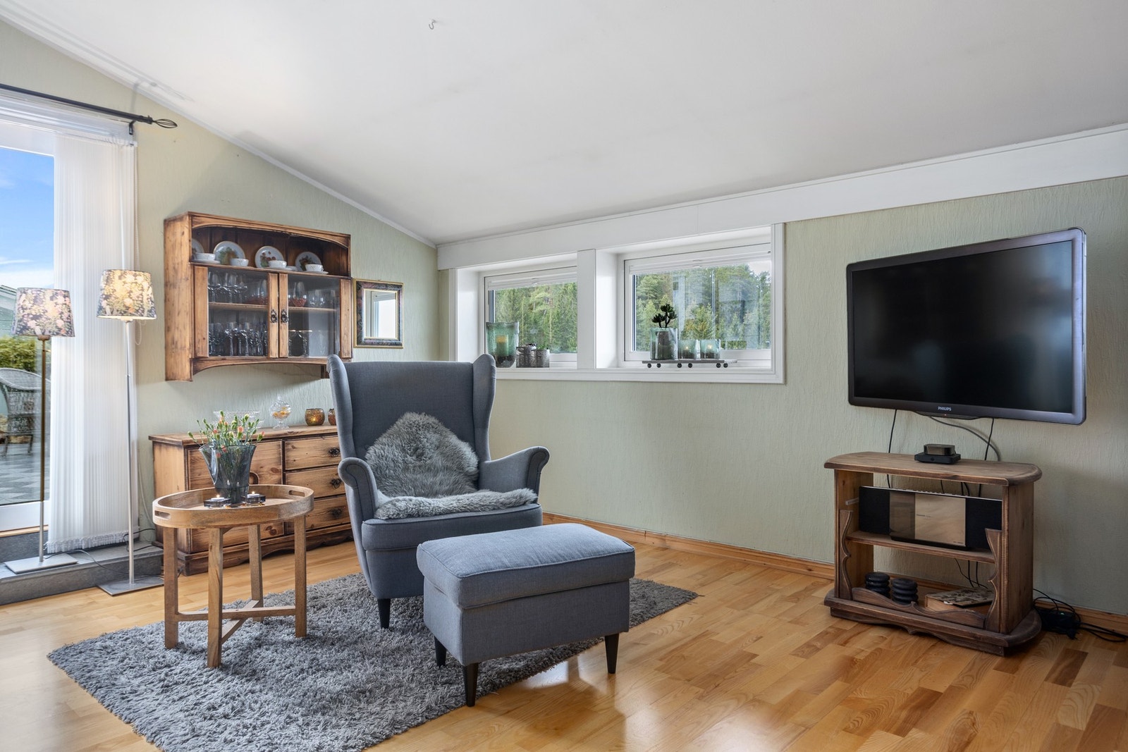 Stuen er holdt i lyse farger, som sammen med generøs takhøyde og flere vindu gir en god atmosfære til rommet. Galleribilde