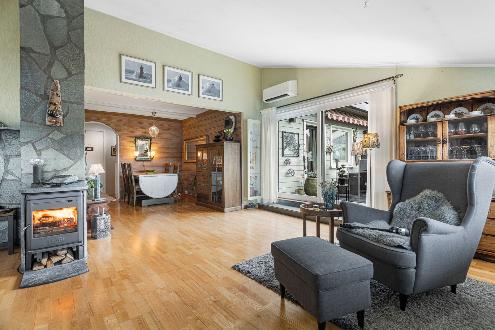 Stuen har oppvarming fra varmepumpe (2022) og vedfyring! Galleribilde