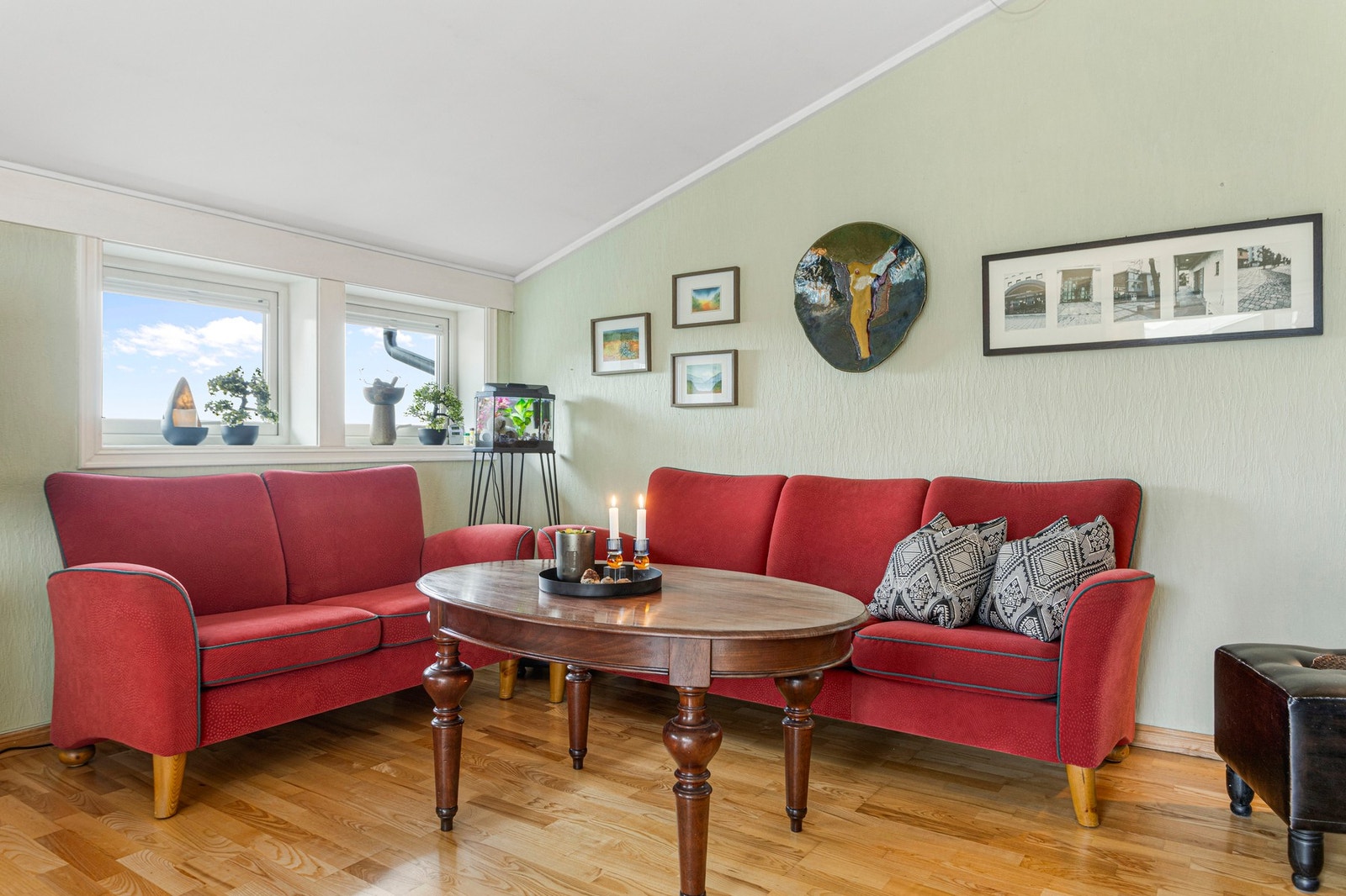 Stuen kan møbleres med flere sittegrupper. Galleribilde