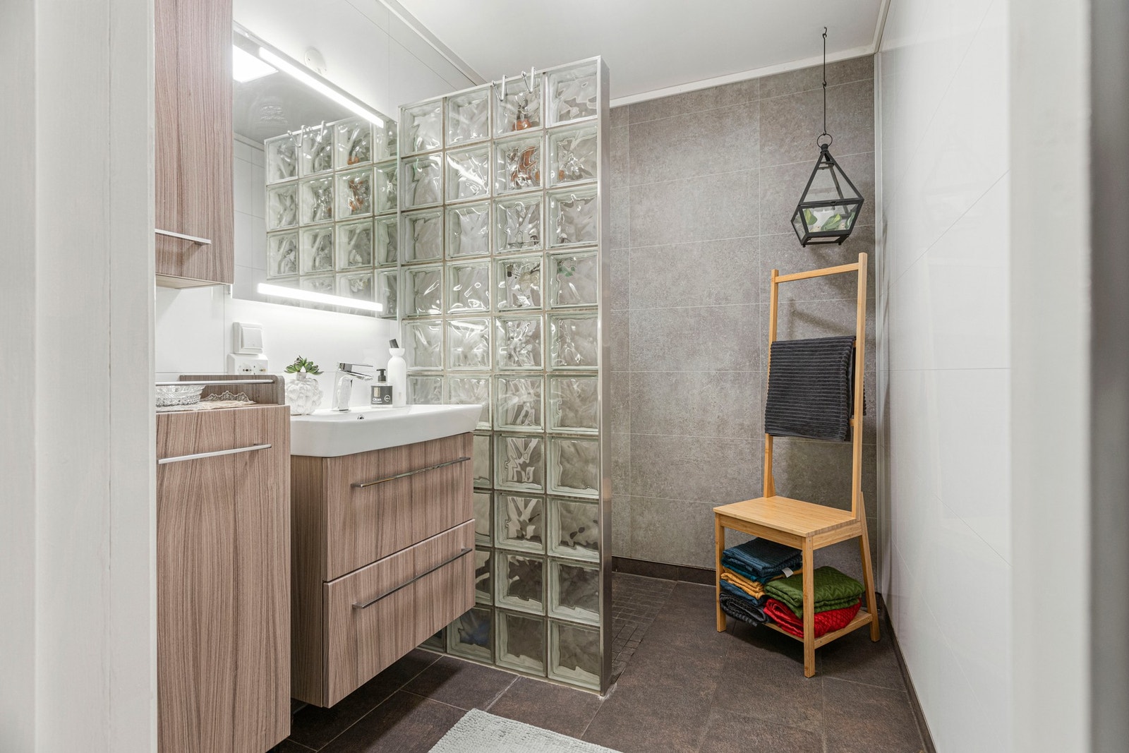 Bad - ca 3,5 kvm. Flislagte gulv med varme, baderomsplater og glasset dusjnisje. Galleribilde