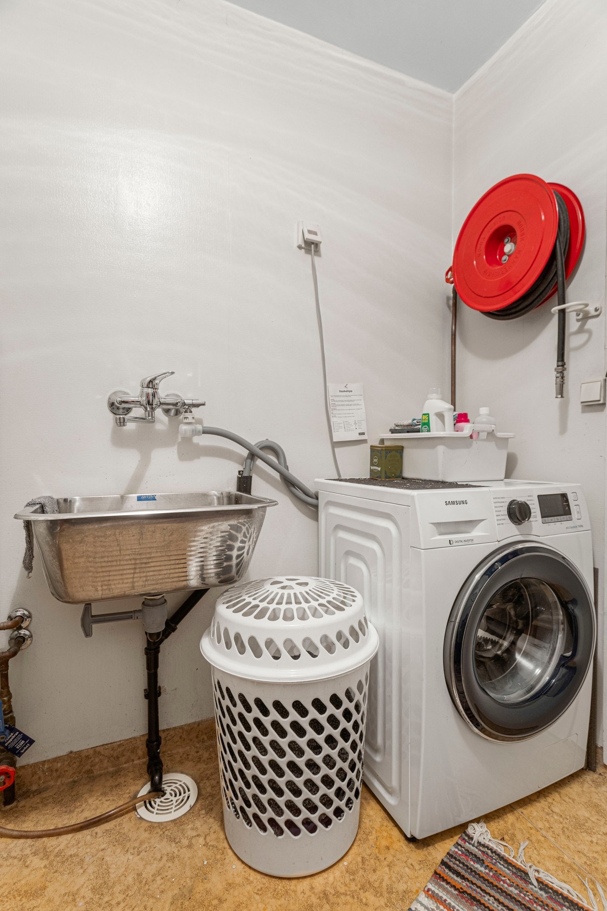 Vaskerom - ca 5,5 kvm. Utstyrt med utslagsvask og opplegg for vaskemaskin Galleribilde