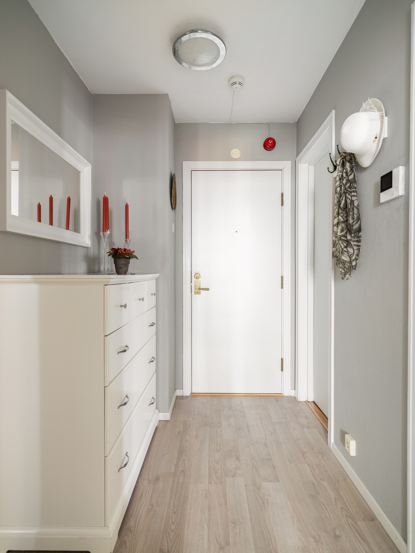 Fra gangen har du tilgang til innvendig bod på 4m². Leiligheten disponerer i tillegg bod i kjeller for ytterligere oppbevaringsplass. Galleribilde