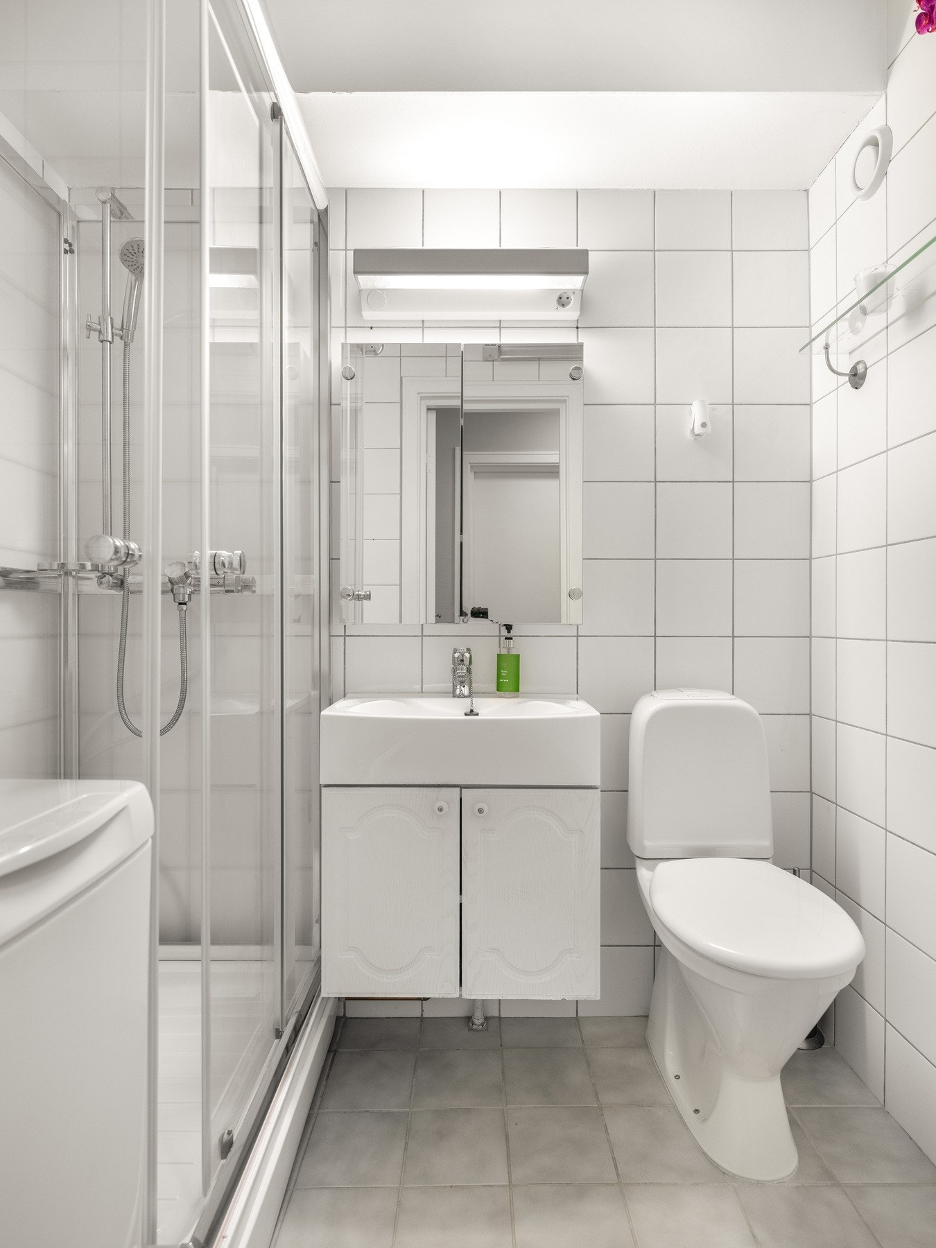 Badet fremstår praktisk med muligheter for oppheng og oppbevaring, samt opplegg for vaskemaskin. Galleribilde