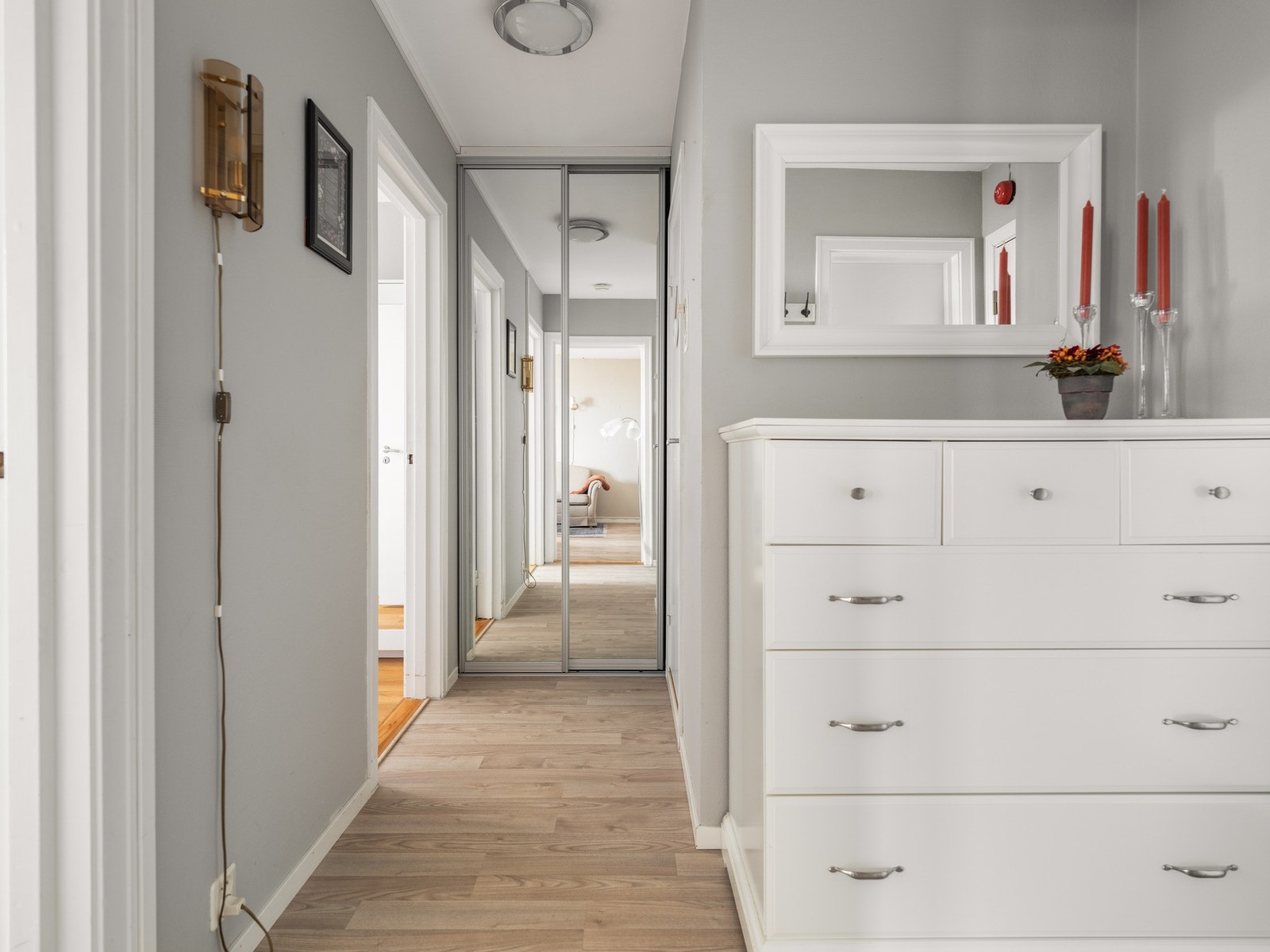 Det første som møter deg i leiligheten er en lys og romslig entré/gang på 7m². Galleribilde