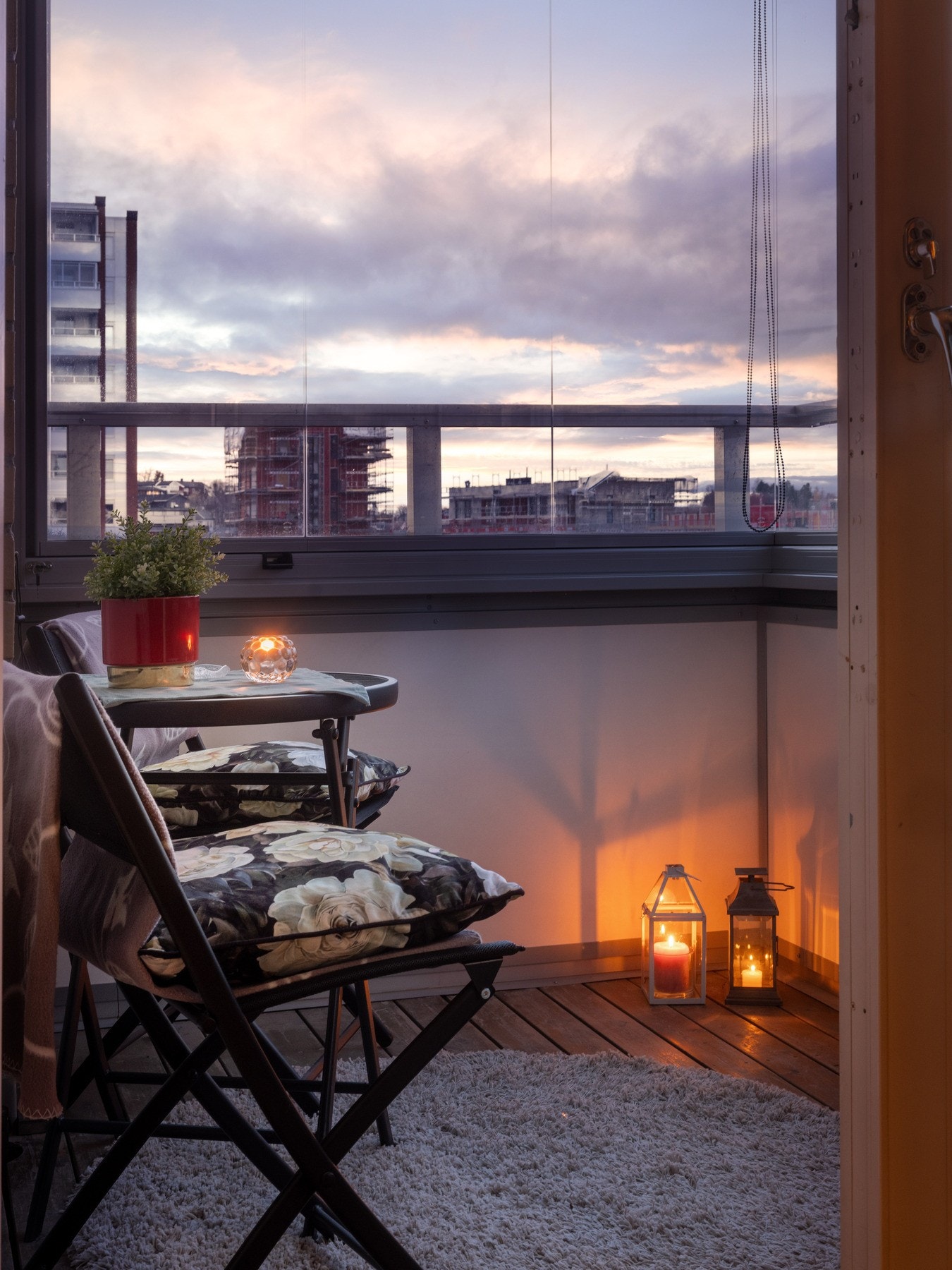 Balkongen måler 4m² hvor du har plass til koselig sittegruppe. Galleribilde