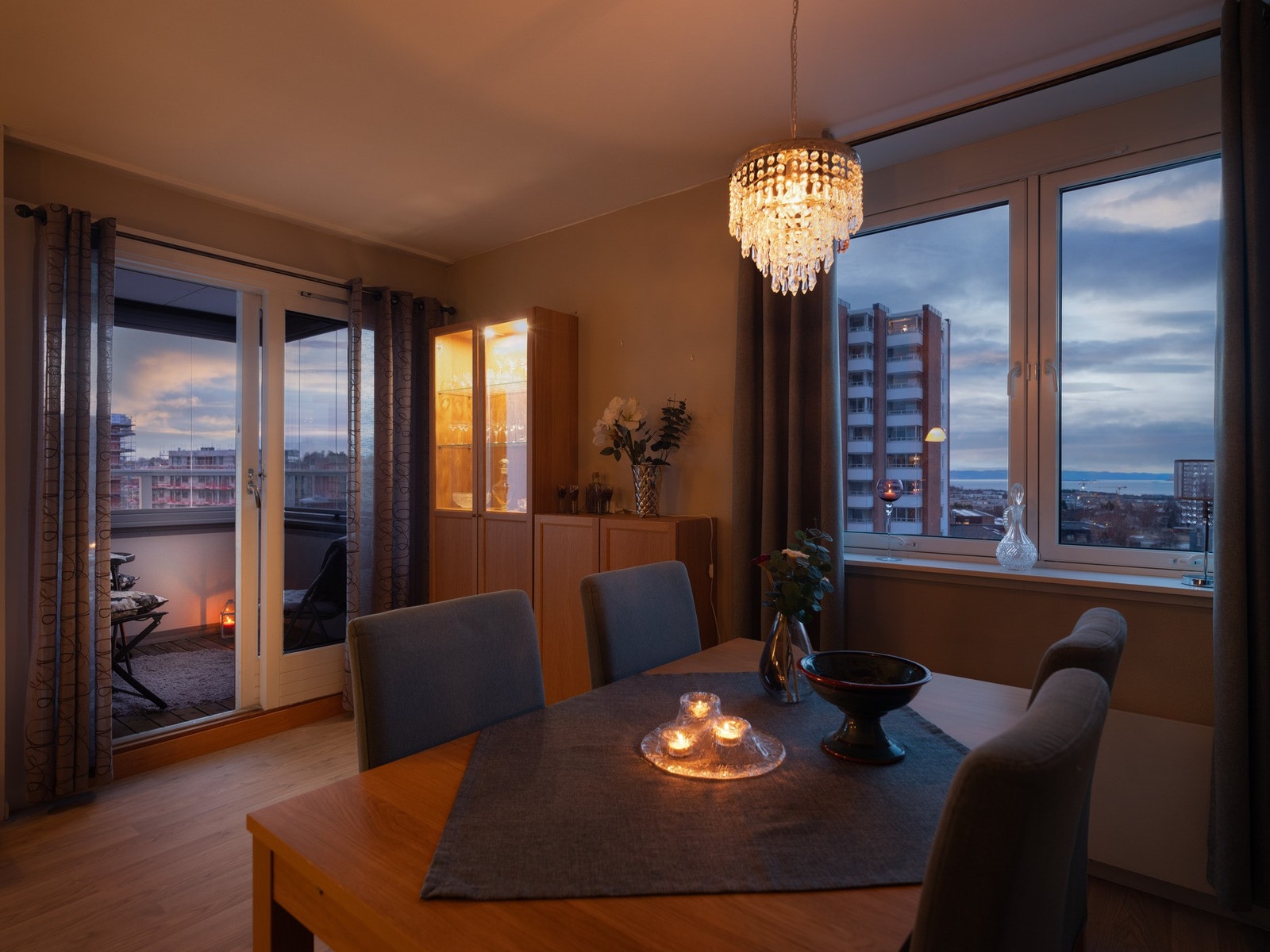 Det er god plass til romslig spisebord som er med på å binde rommet sammen til en behagelig og sosial sone. Galleribilde