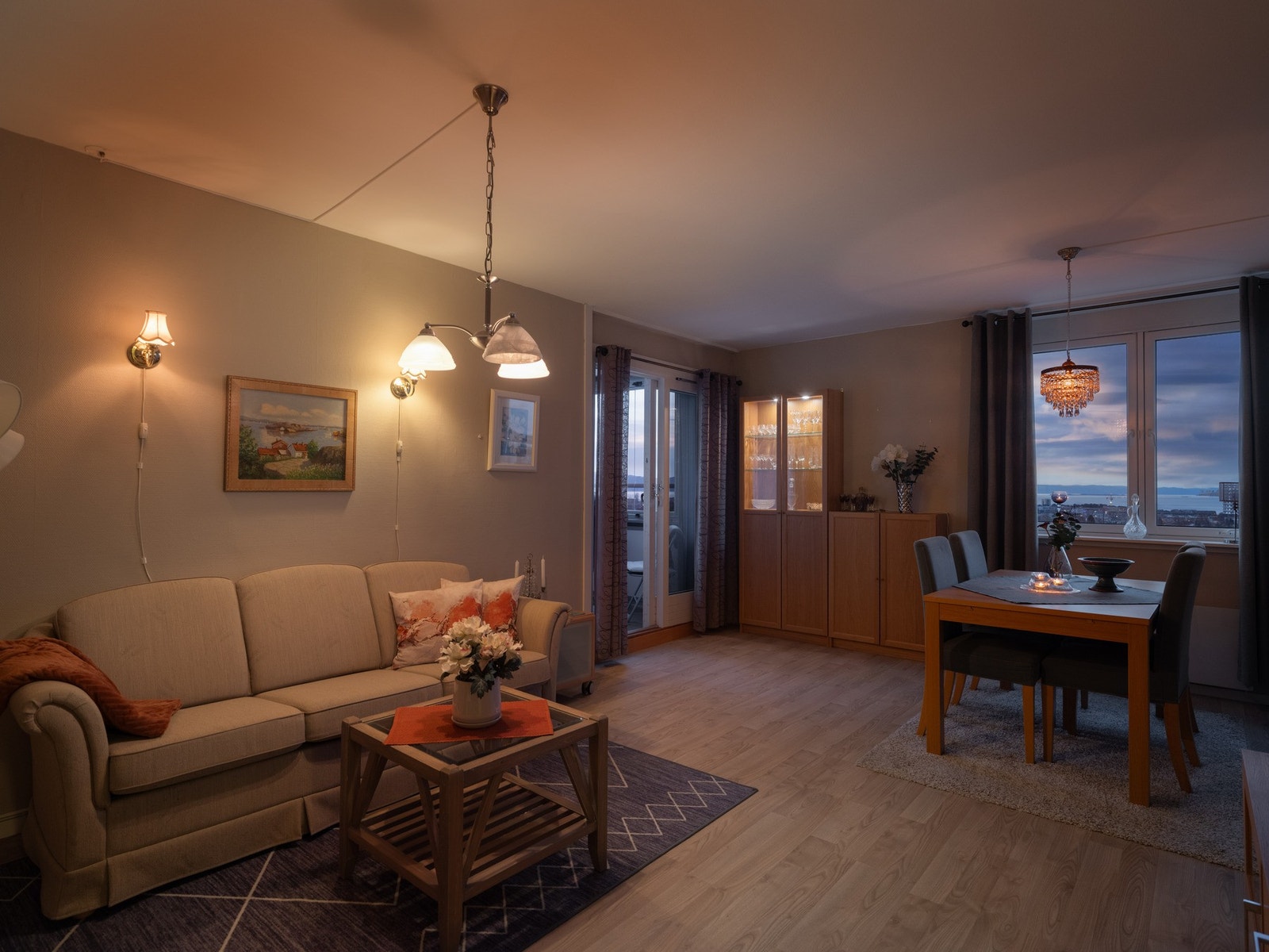 Stor stue på 23m² med god plass til ønsket møblement. Galleribilde