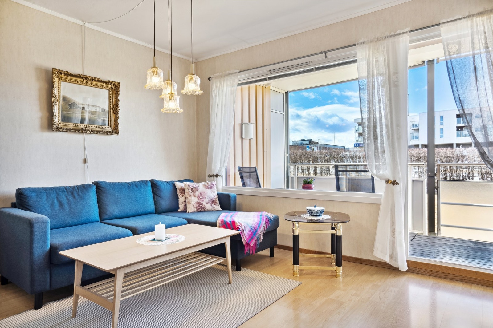 Balkongen fungerer som en utvidelse av stuen på sommerstid. Galleribilde
