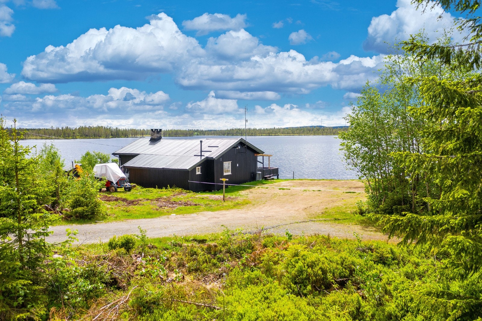 Tomten ligger fint til, rett ved Ryssjøen. Galleribilde