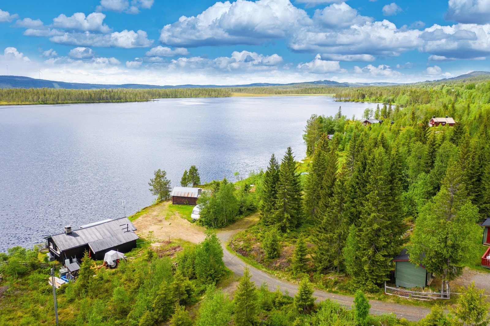 Det er bilvei helt frem til tomten. Galleribilde