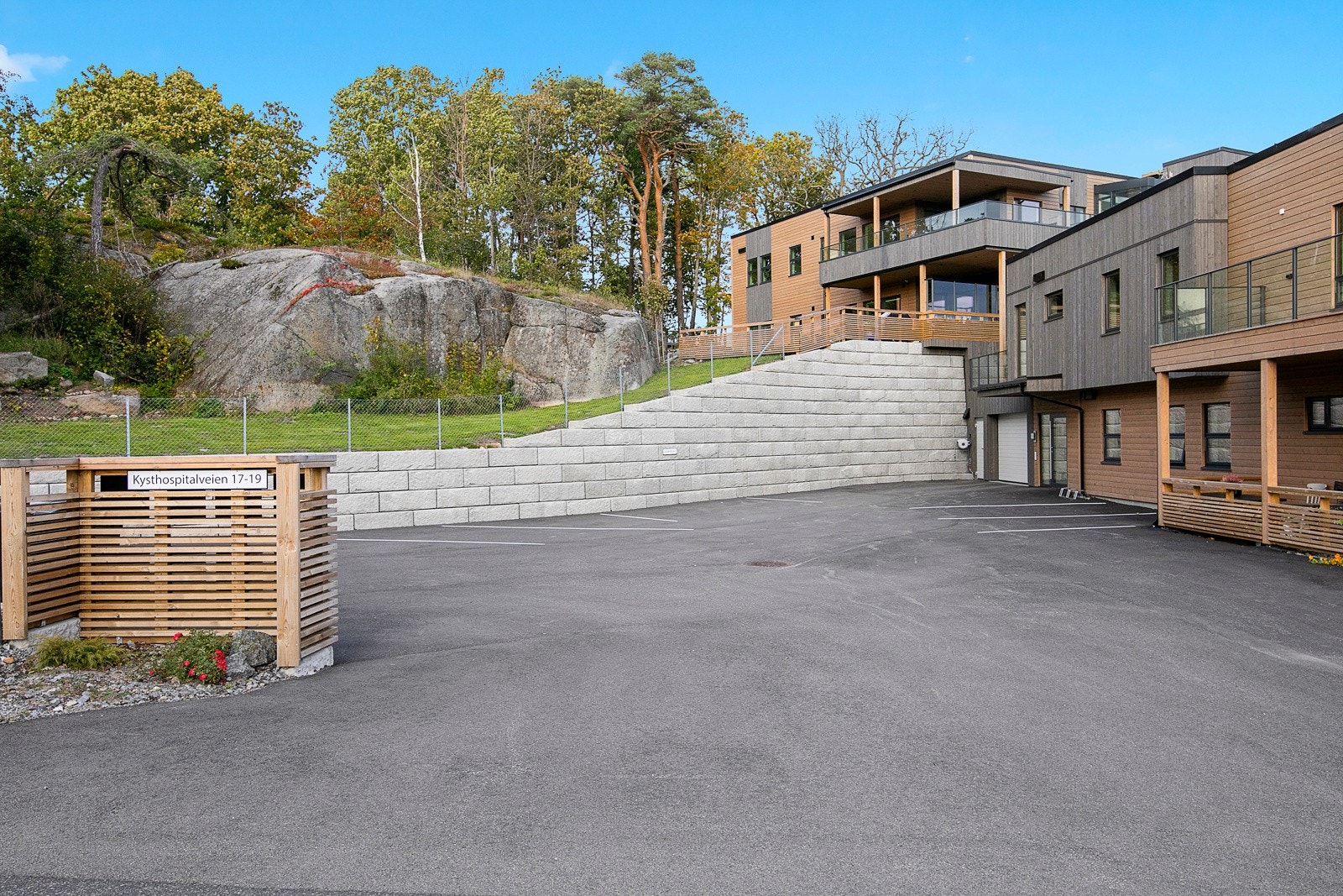 Romslig parkering - her er det også innkjøring til parkeringskjelleren Galleribilde