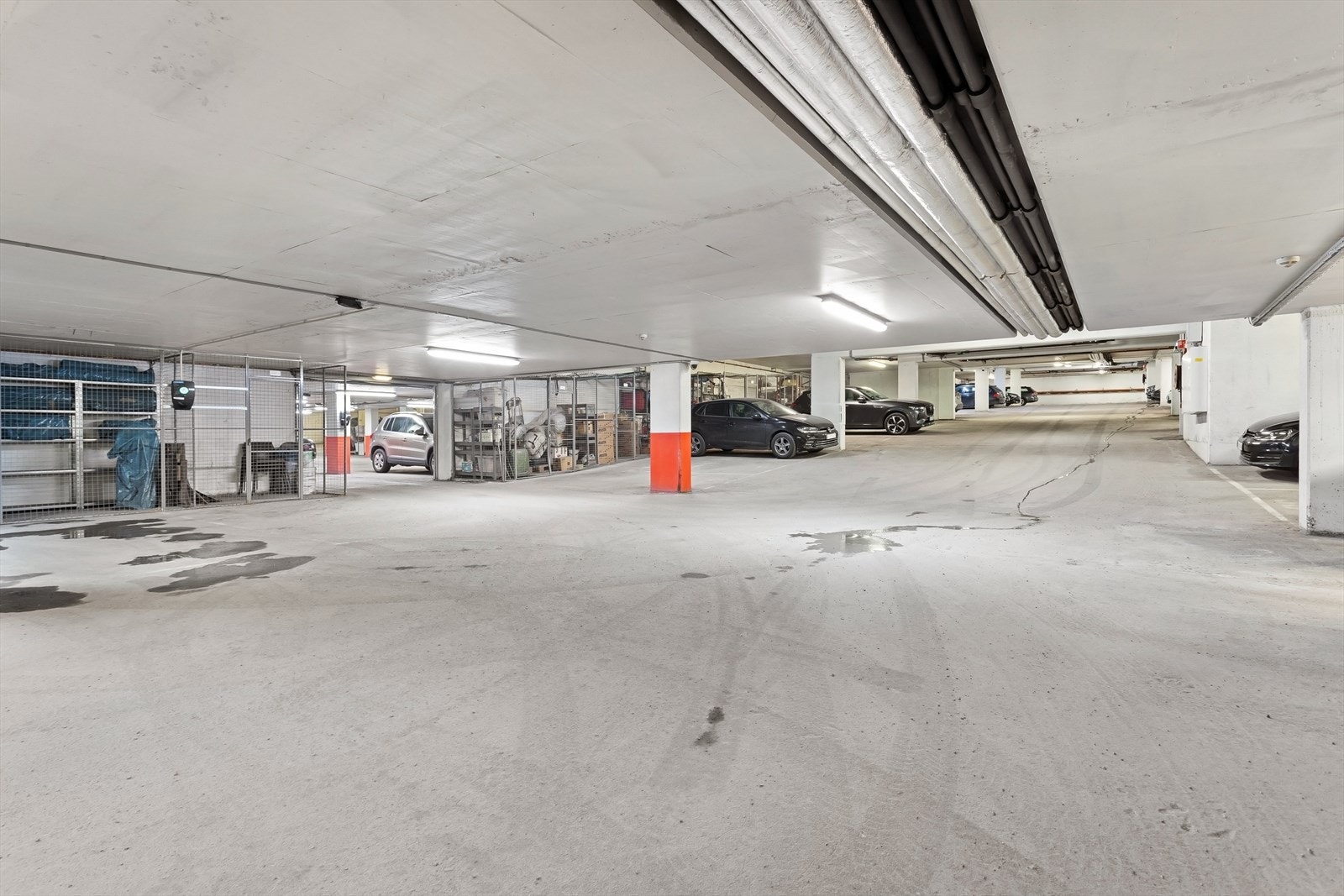 Leiligheten disponerer egen garasjeplass i felles garasje Galleribilde