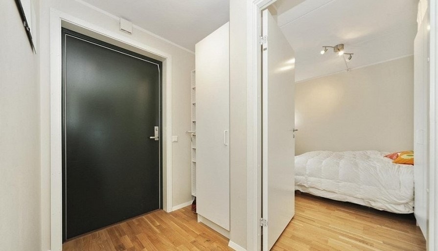 Entre innredet med garderobeskap Galleribilde